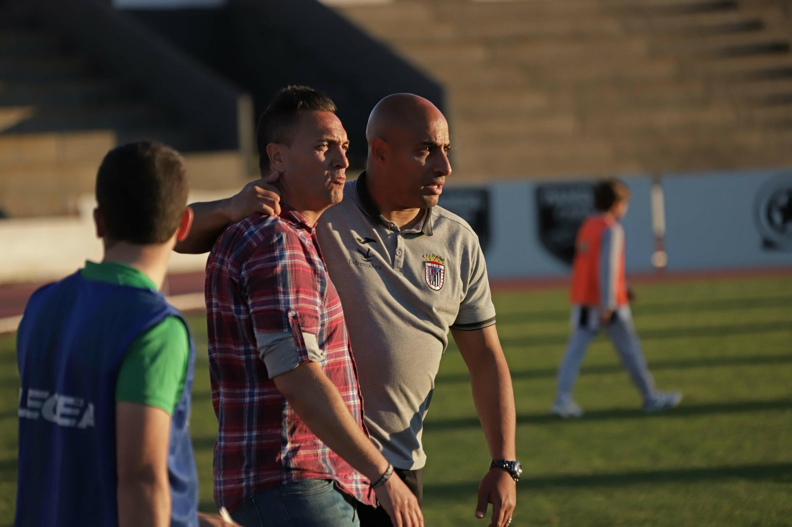 Medhi Nafti se abraza con Jordi Roger en el Municipal.