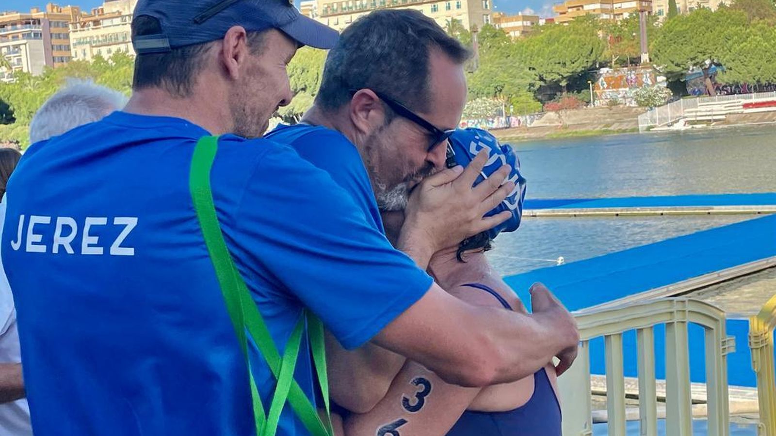 Iván Franco y Luismi Sánchez abrazan a Carmen Sánchez, plata en los 3km +75.