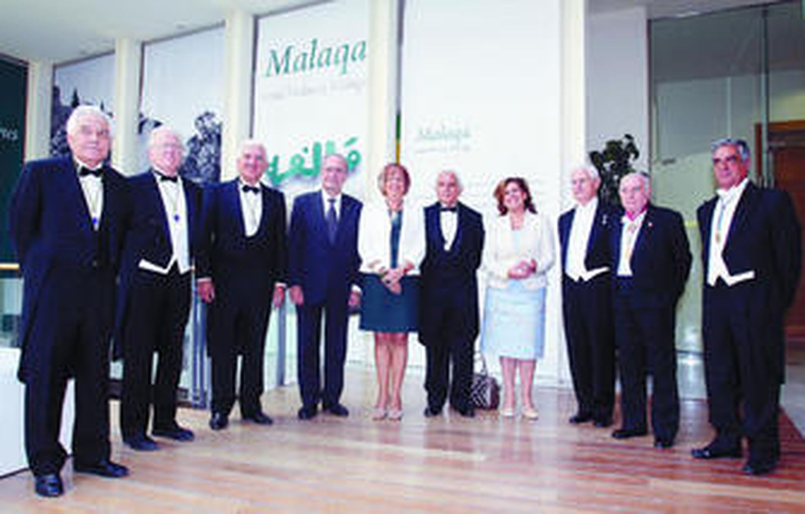 José Luis Sánchez Domínguez junto a su familia, ayer, tras ingresar en la Academia de Ciencias Sociales y del Medio Ambiente.