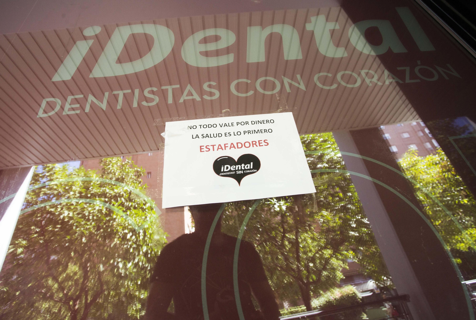 Una cristalera de una clínica de Idental.