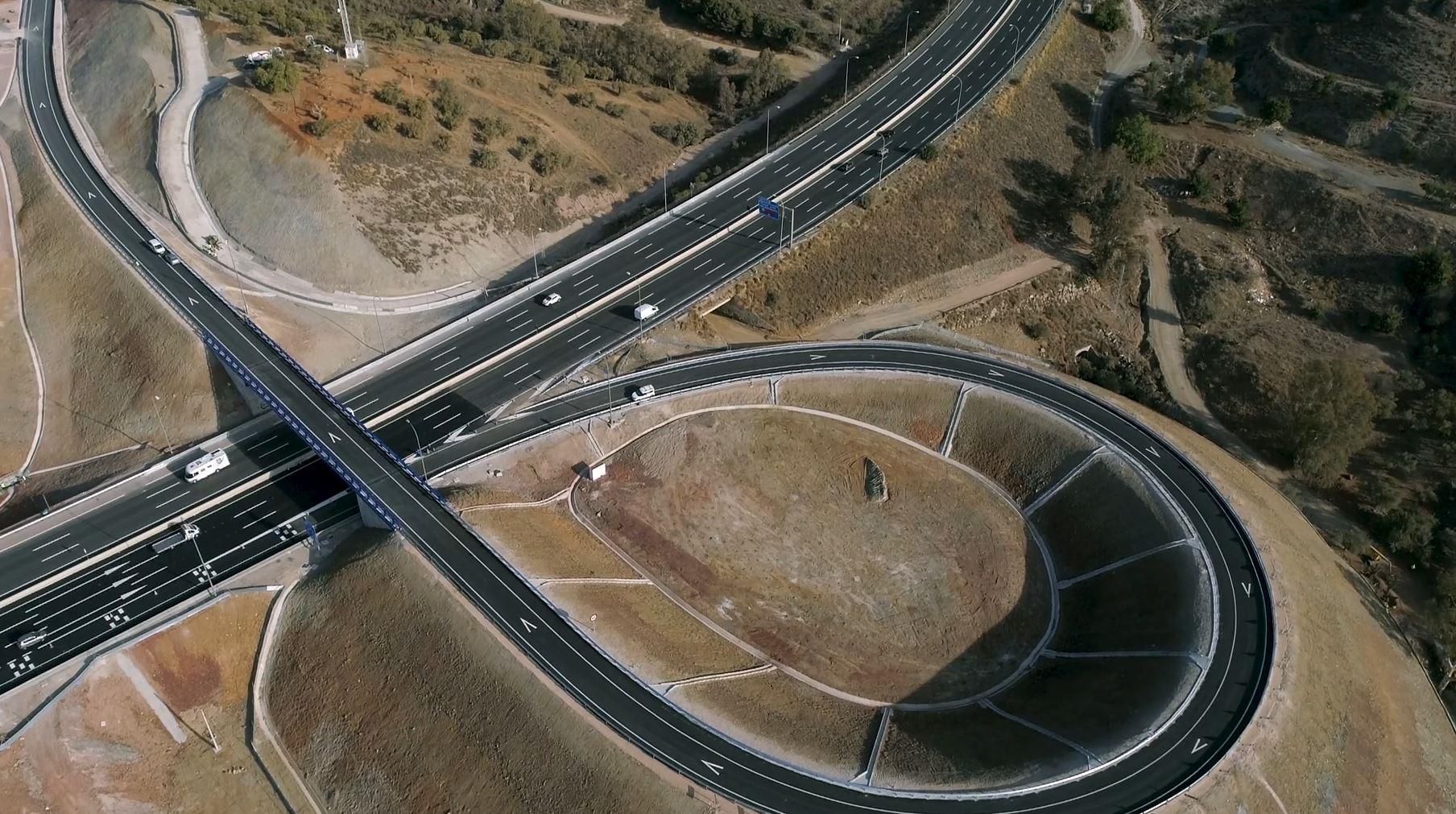 La huida frustrada de un conductor y su compinche en la autopista de Las Pedrizas: drogas, dinero y armas blancas