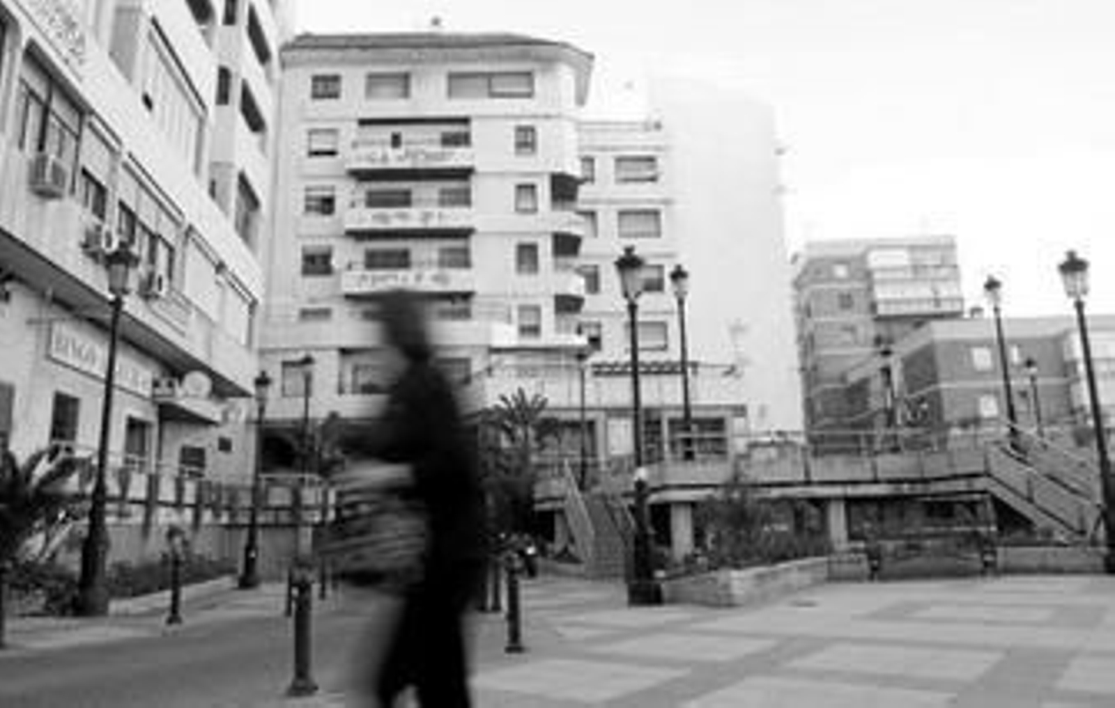 Una mujer pasea por delante del edificio Escalinata.