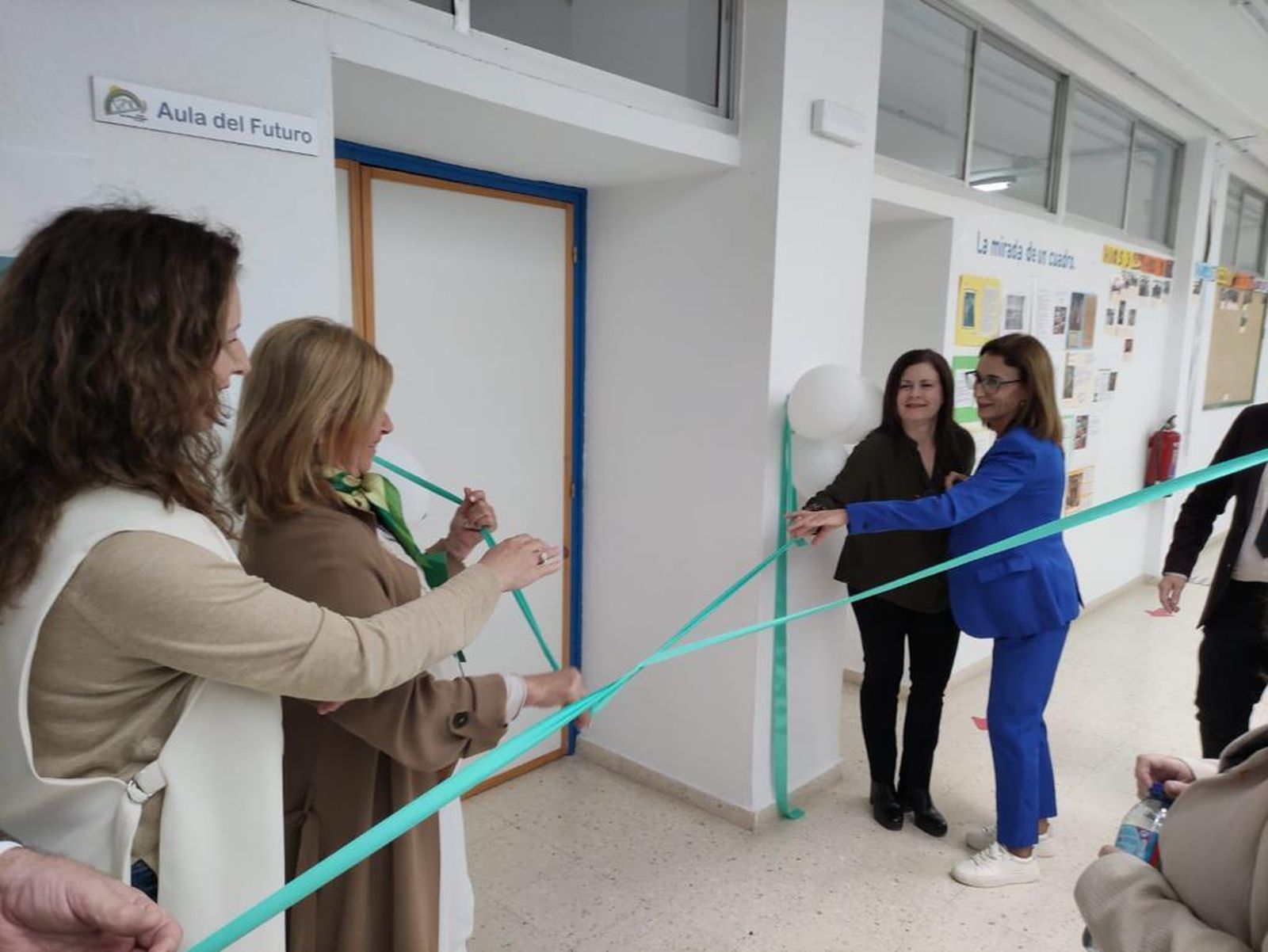 Las autoridades en el colegio San José de Calasanz de Olvera, en el estreno del 'aula del futuro'