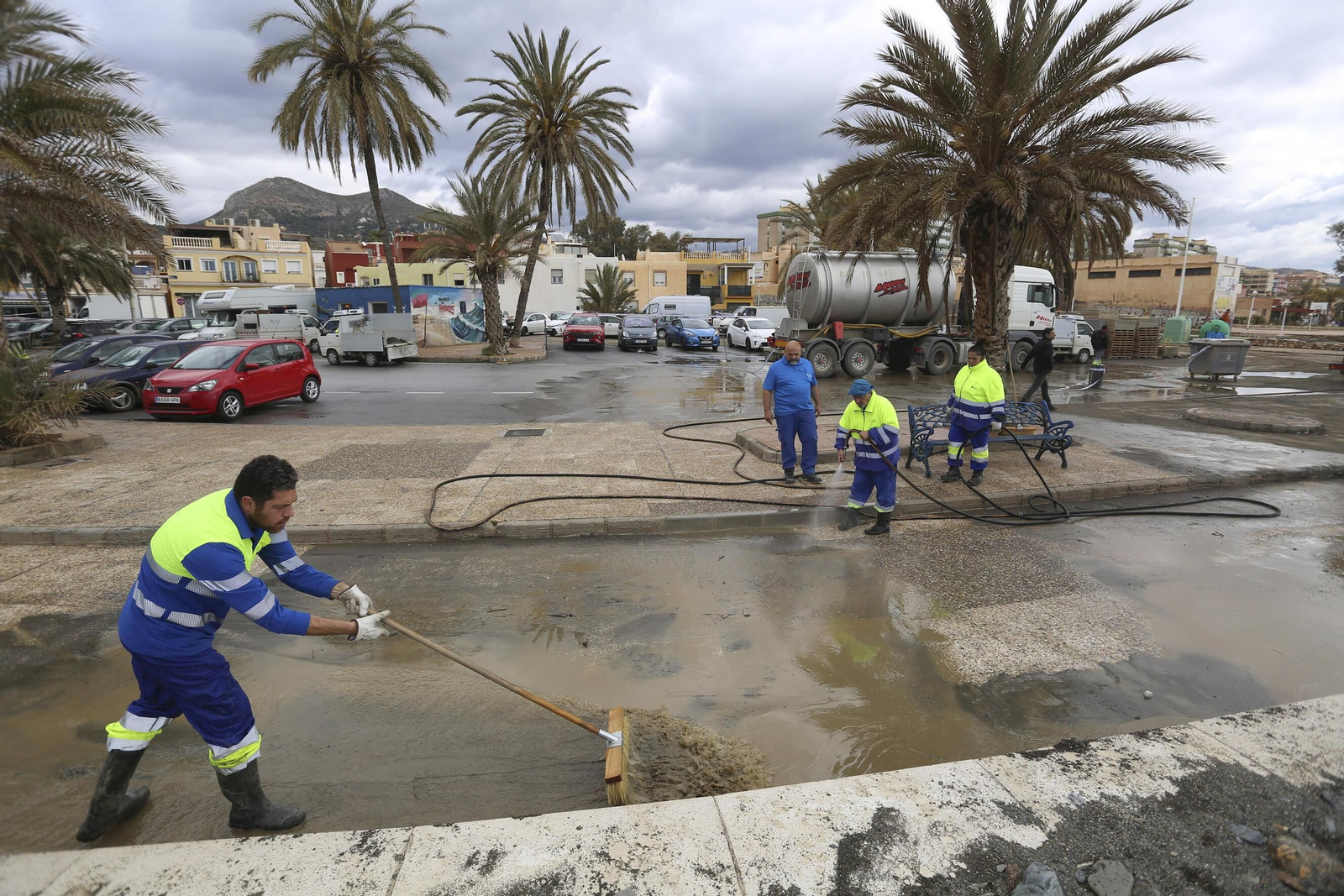Las fotos de los trabajos en los paseos marítimos y chiringuitos de Málaga para paliar los efectos del temporal
