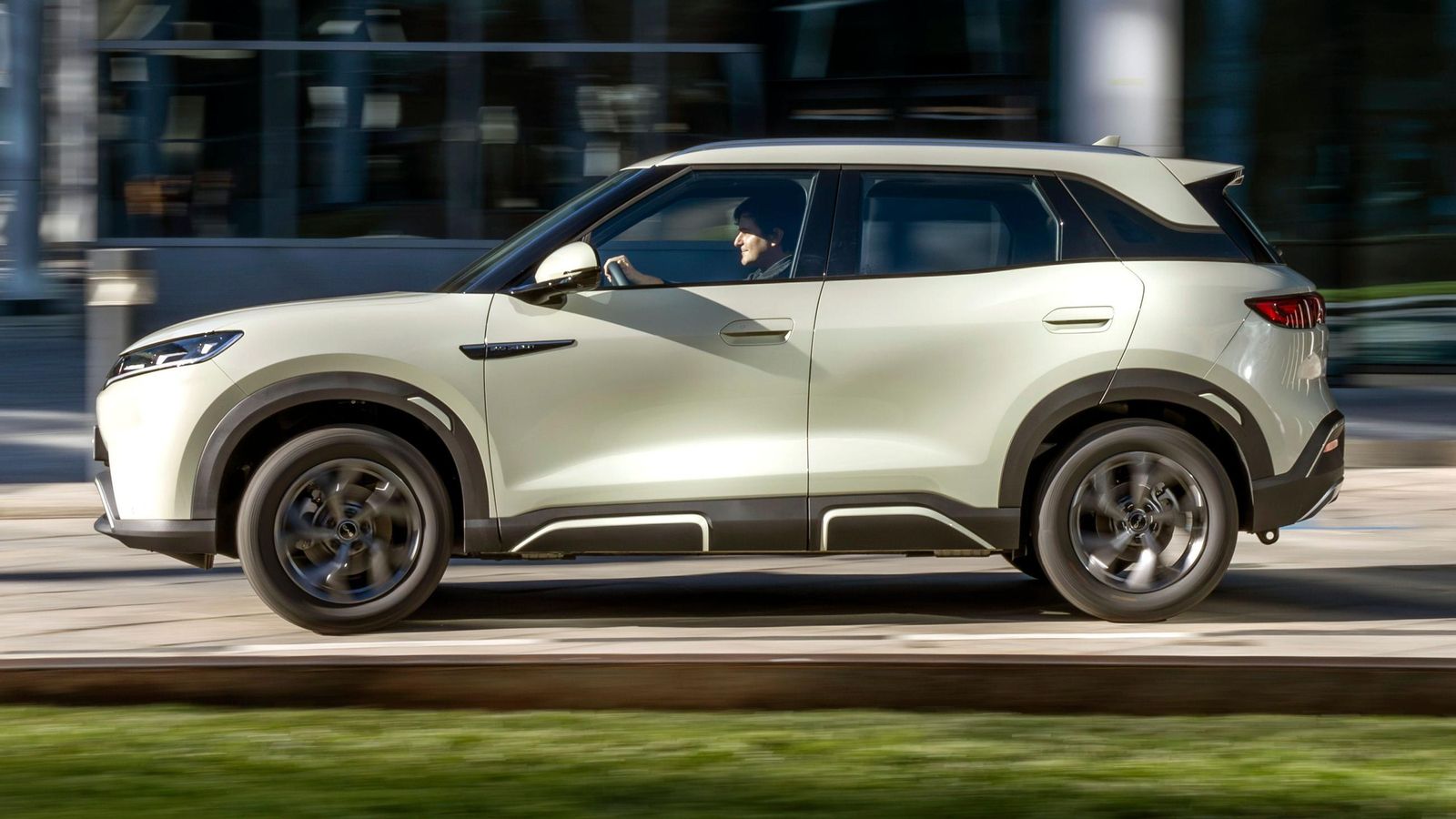 No tiene una batería particularmente capaz y eso penaliza el consumo homologado cuando se le compara con otros modelos de parecido tamaño y precio.