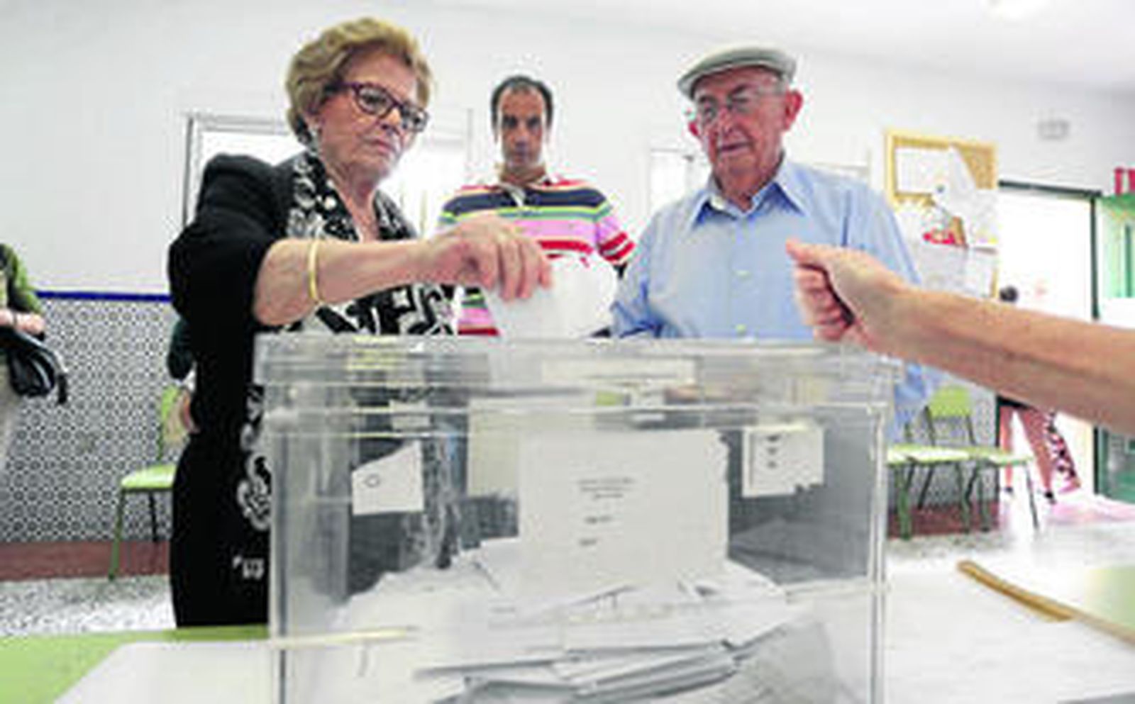 La urna del Colegio Nuestra Señora de Gracia recibe la papeleta de una votante.