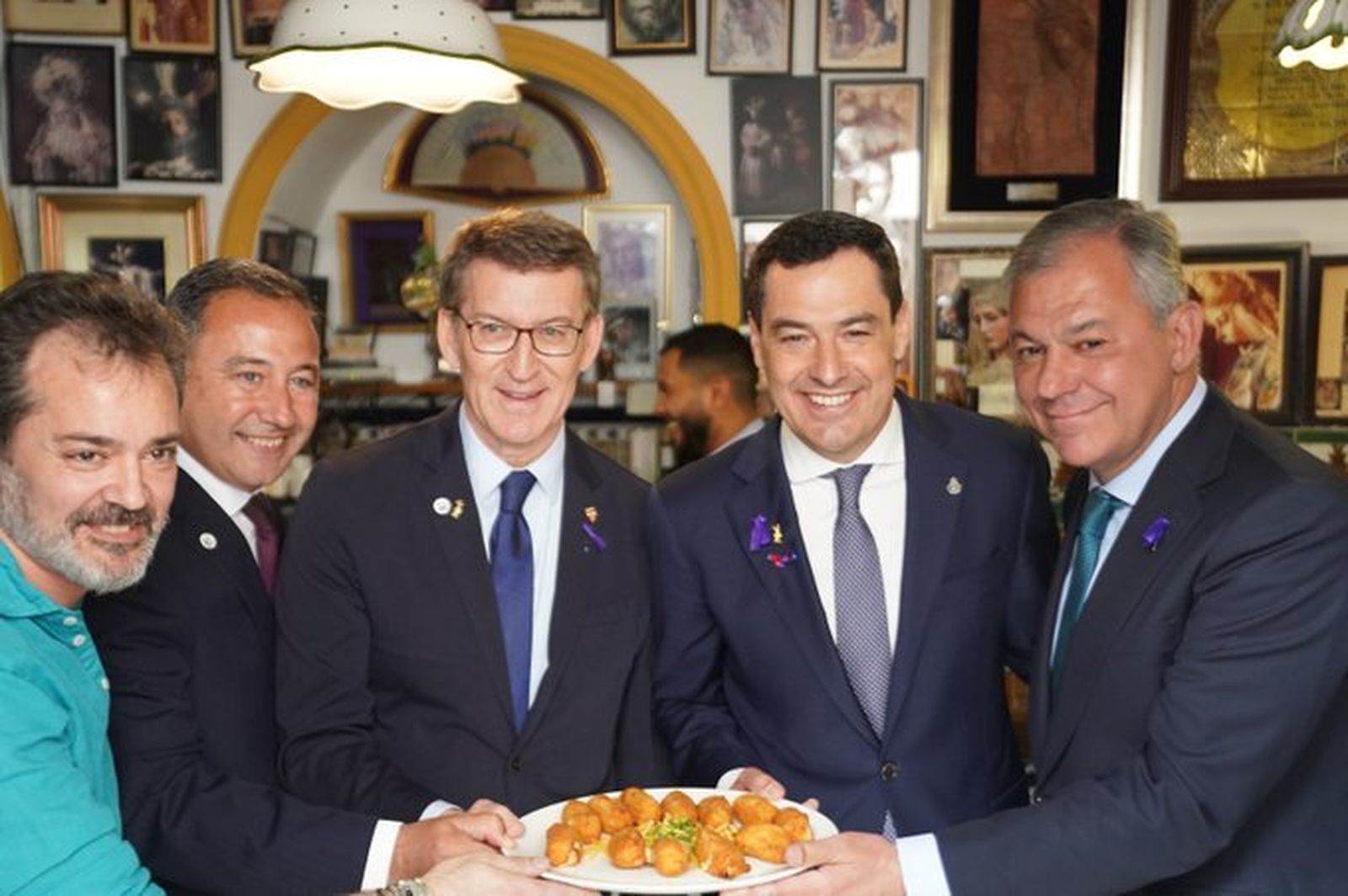 Feijóo y Juanma Moreno, junto a José Luis Sanz y Ricardo Sánchez, en un restaurante de Sevilla este Martes santo.