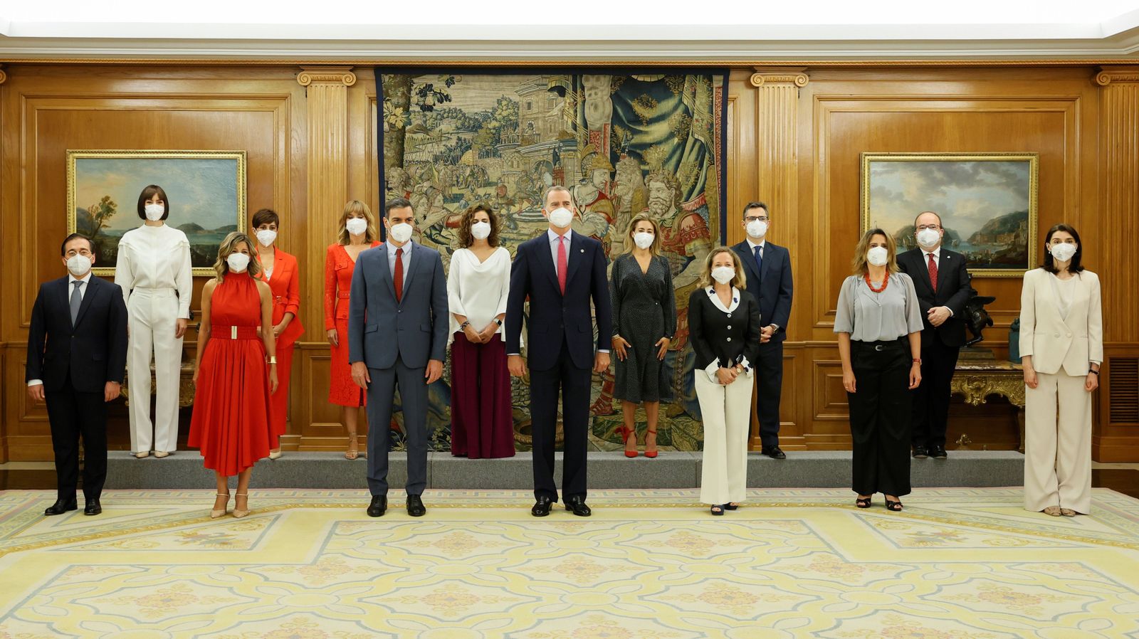 El rey Felipe VI y el presidente del Ejecutivo, Pedro Sánchez (6i), posan para la foto de familia tras el acto de toma de posesión de los nuevos ministros