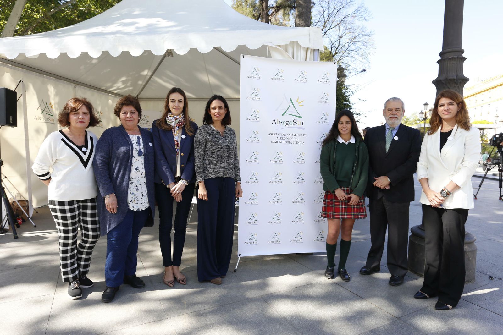 Amparo Conde, Rosa Gil, Pilar Lara, Anabel Amate, Adriana Fernández, Pedro Guardia y Virginia de Luque, hoy en la Carpa de la Alergia.