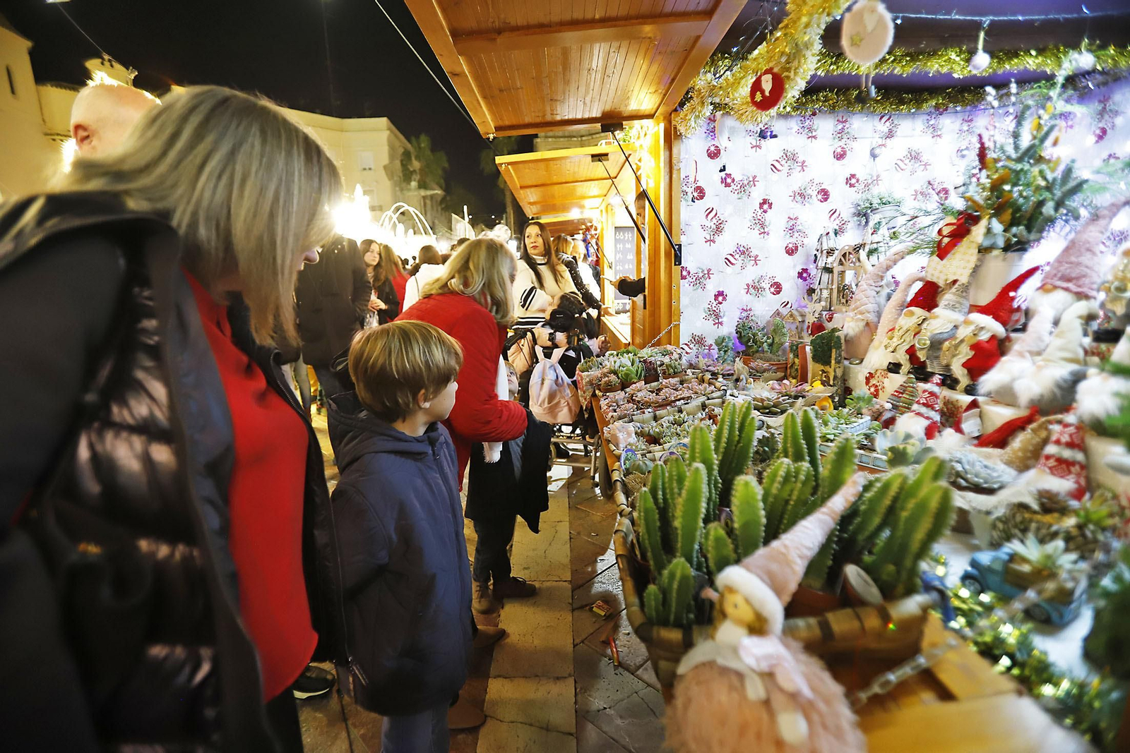 Imágenes del mercado navideño de la Plaza de las Monjas