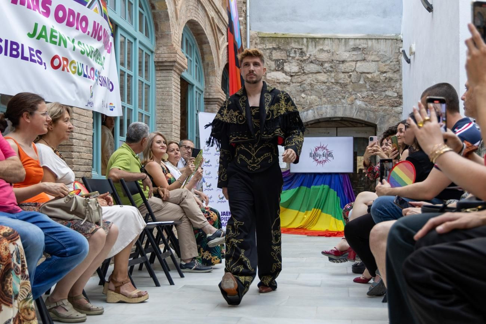 Alberto Batres, el diseñador jiennense presenta sus creaciones en el evento en el que se aborda cómo performar el género a través de la moda