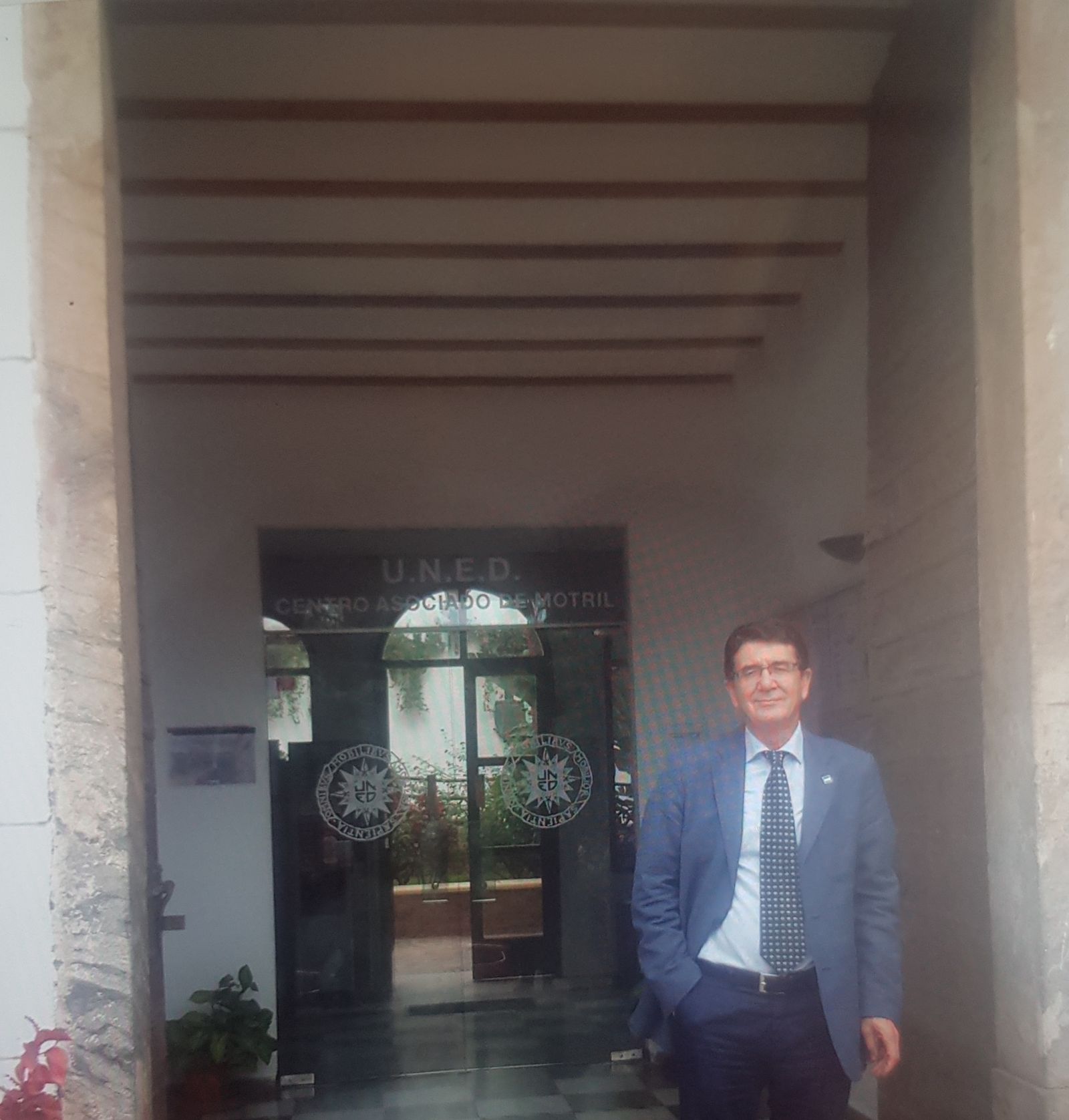 José Antonio Ruiz, director general de la UNED de Motril en la puerta de las instalaciones.