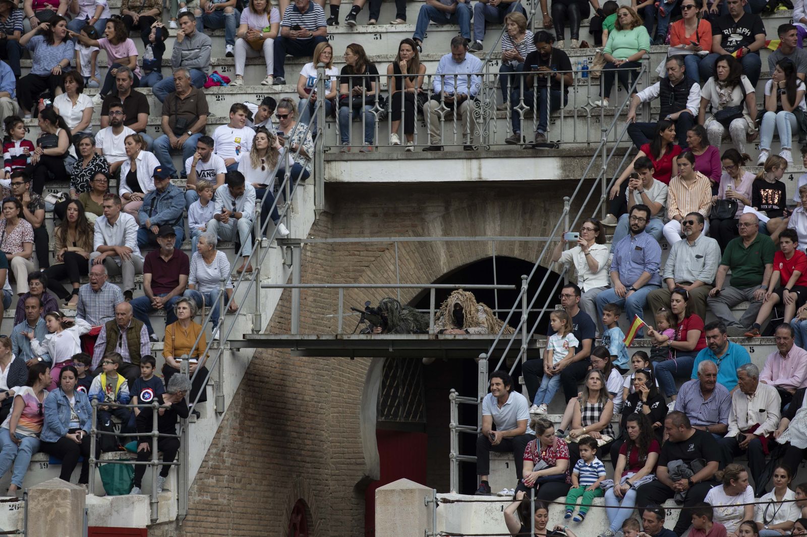 La exhibición del Ejército en la Plaza de Toros de Granada, en imágenes