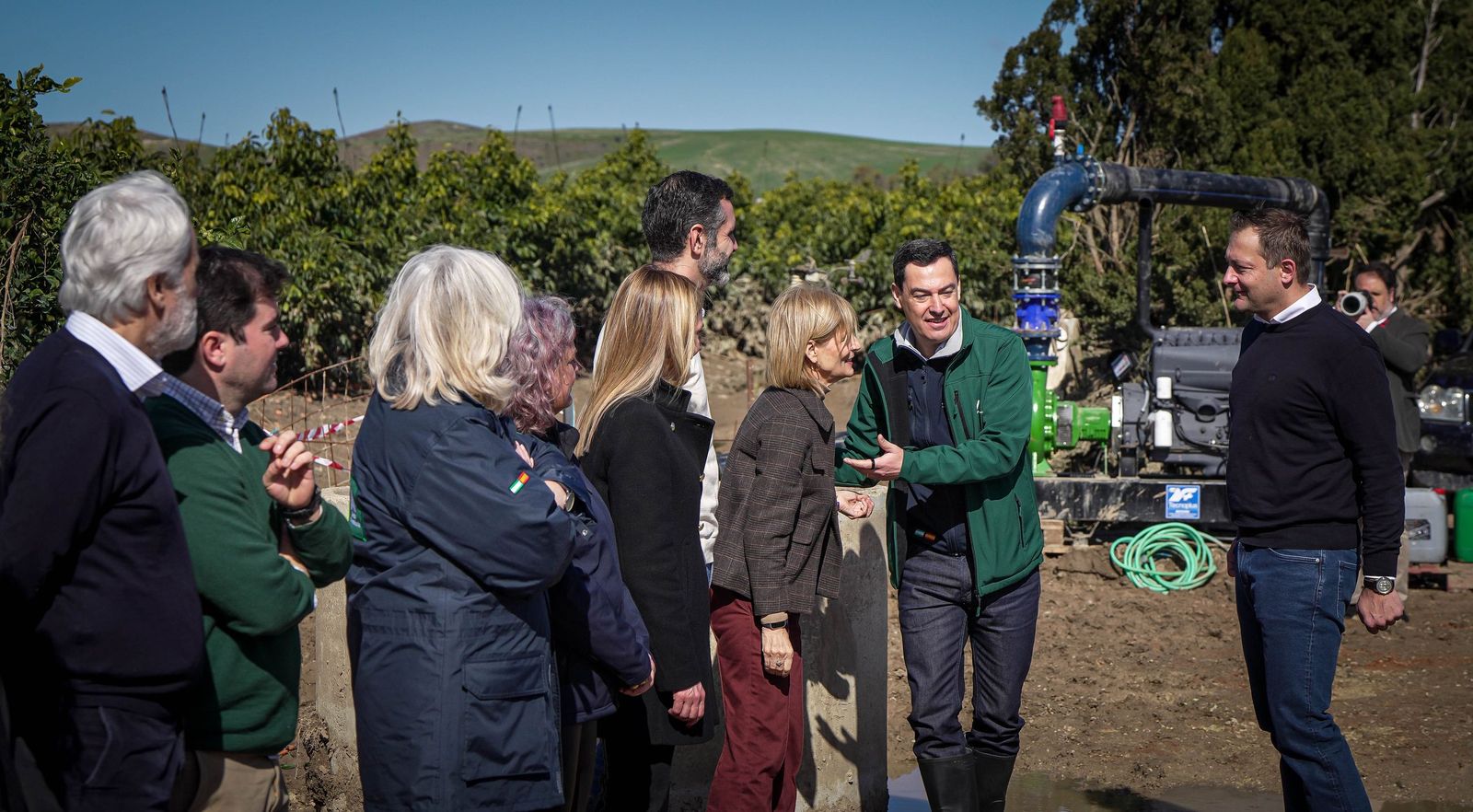 Imágenes de la visita de Juanma Moreno y el comisario europeo de Agricultura a los campos afectados por el temporal en Jerez