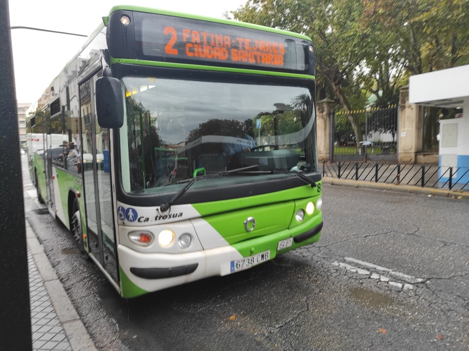 Un autobús de Aucorsa circula junto a los jardines de Colón