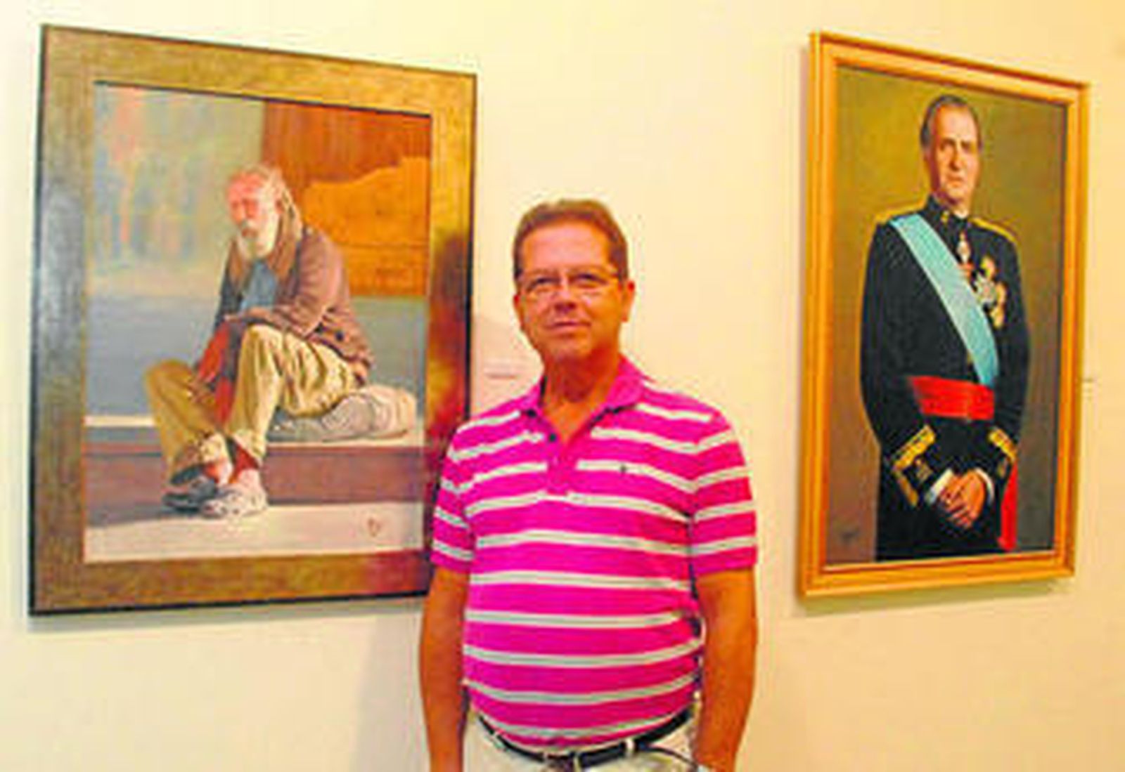 Paco Bouzo posa junto algunos de los cuadros que expone en el centro de congresos estos días.