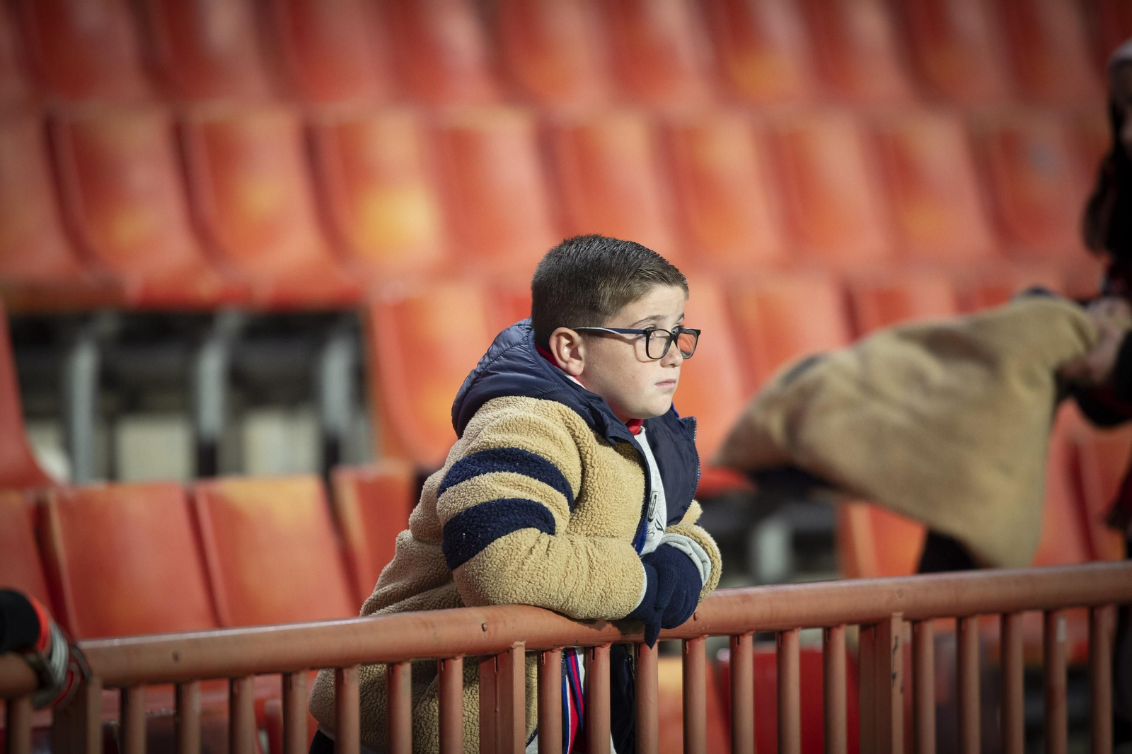 Encuéntrate en la grada durante el Granada CF-AD Ceuta