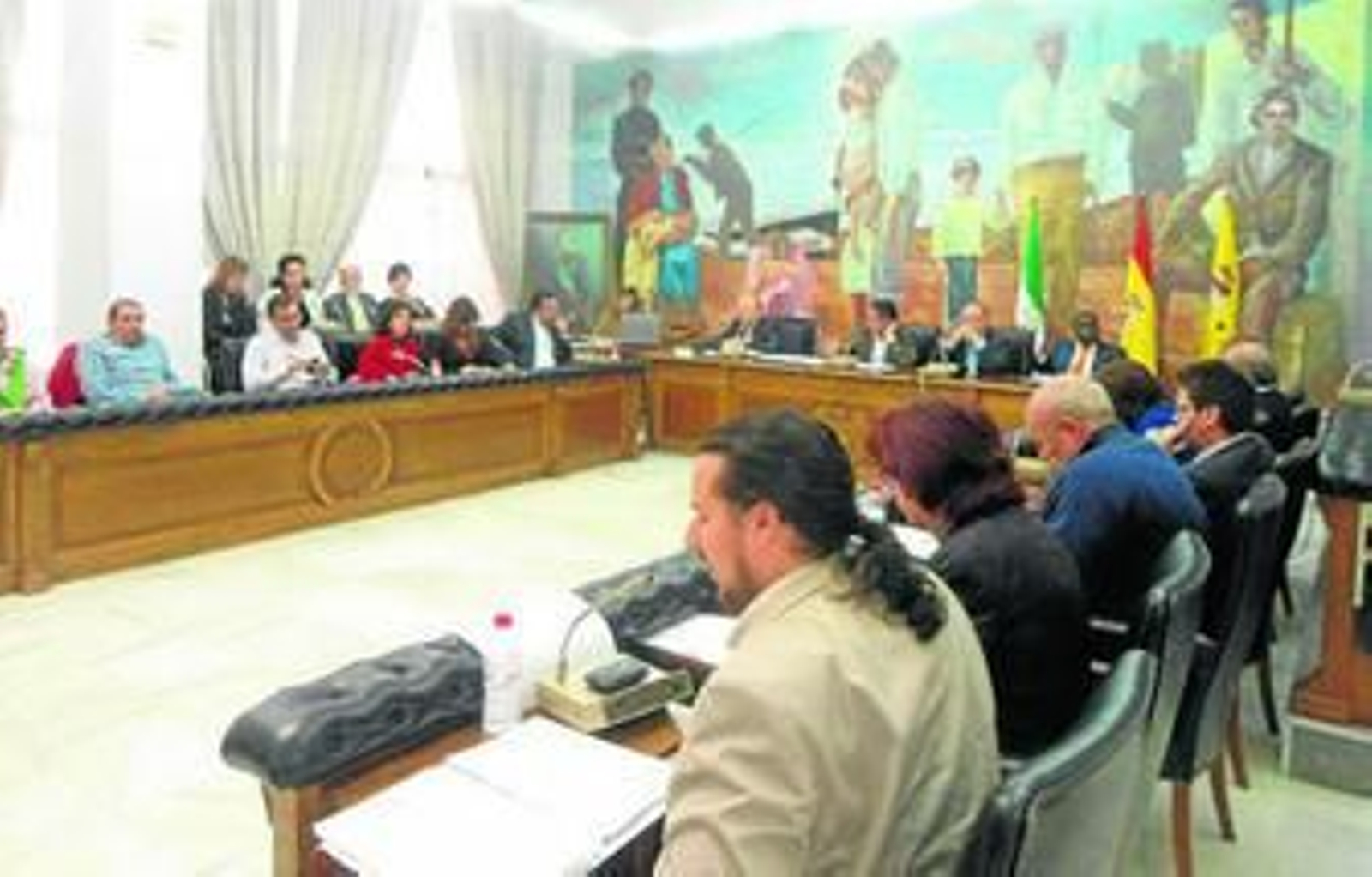 Pleno de ayer, en el que se aprobó el pliego de condiciones de la piscina.