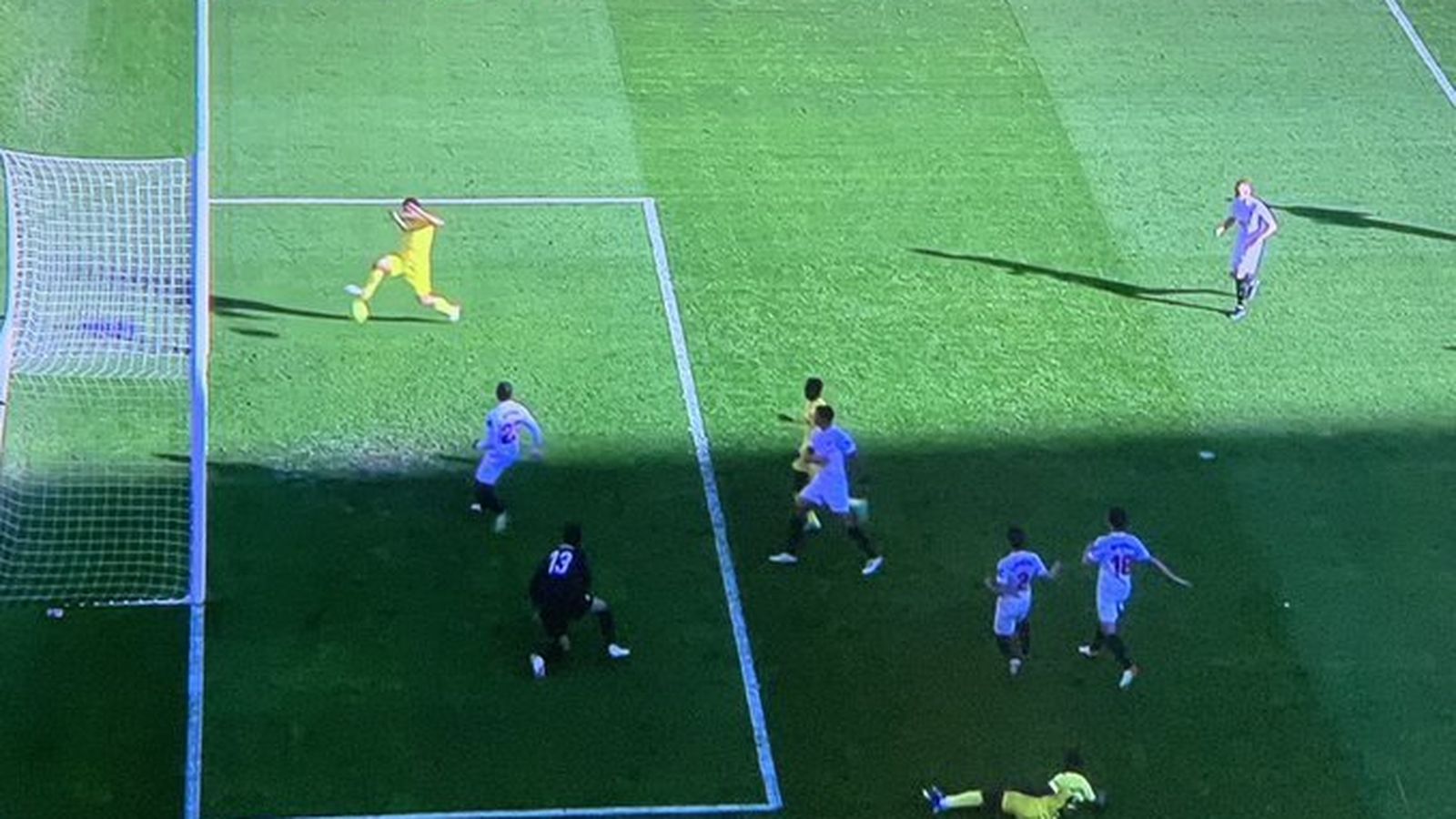 Una captura de pantalla del gol fallado por Gerard Moreno a puerta vacía.