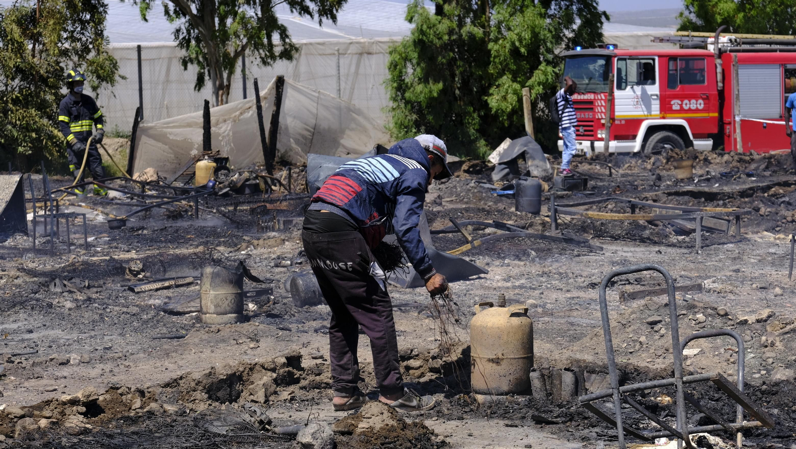 Fotogalería incendio asentamiento de chabolas en Atochares-Níjar (Almería)