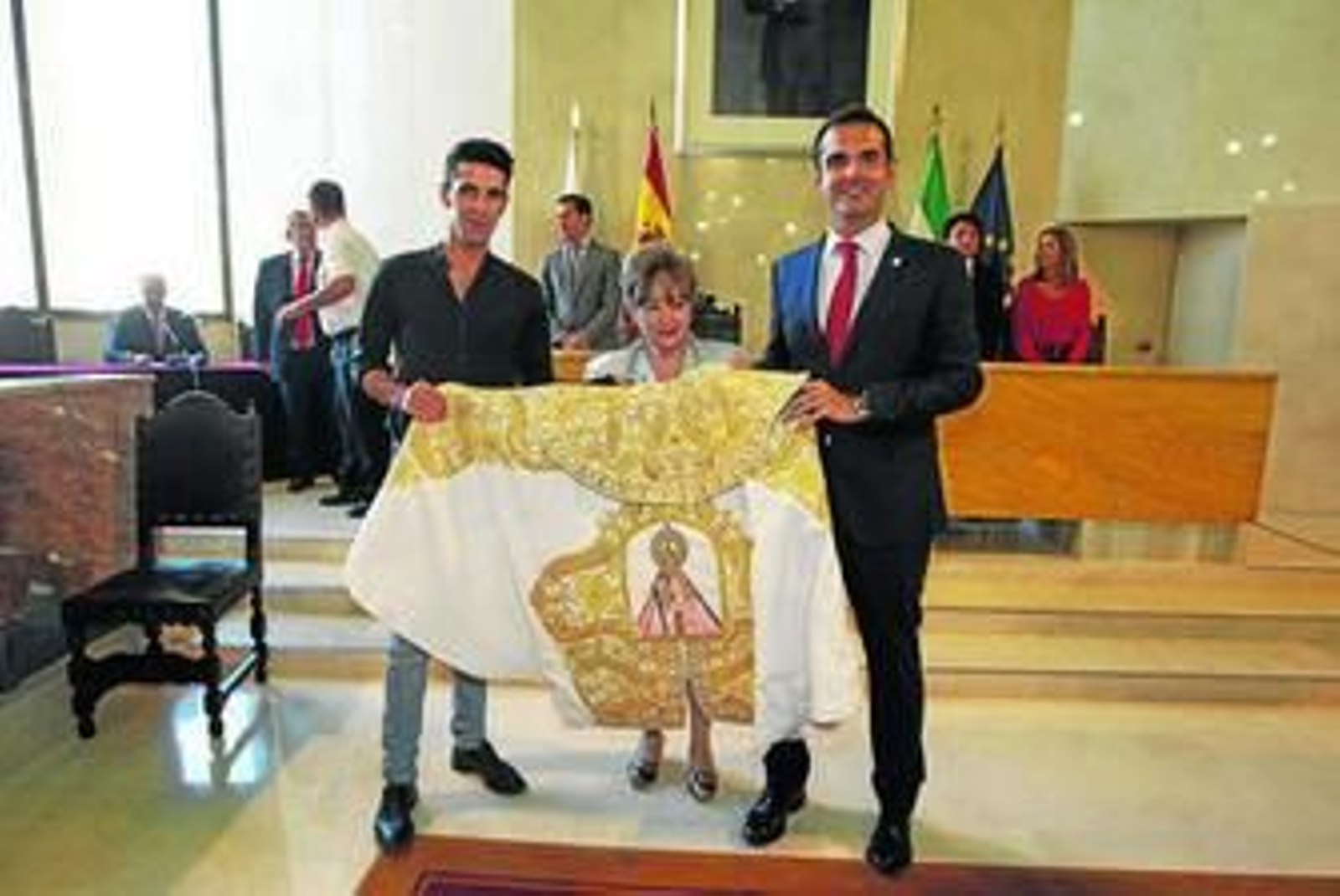 Alejandro Talavante recoge, de manos del alcalde, su primer Capote de Paseo de color blanco.