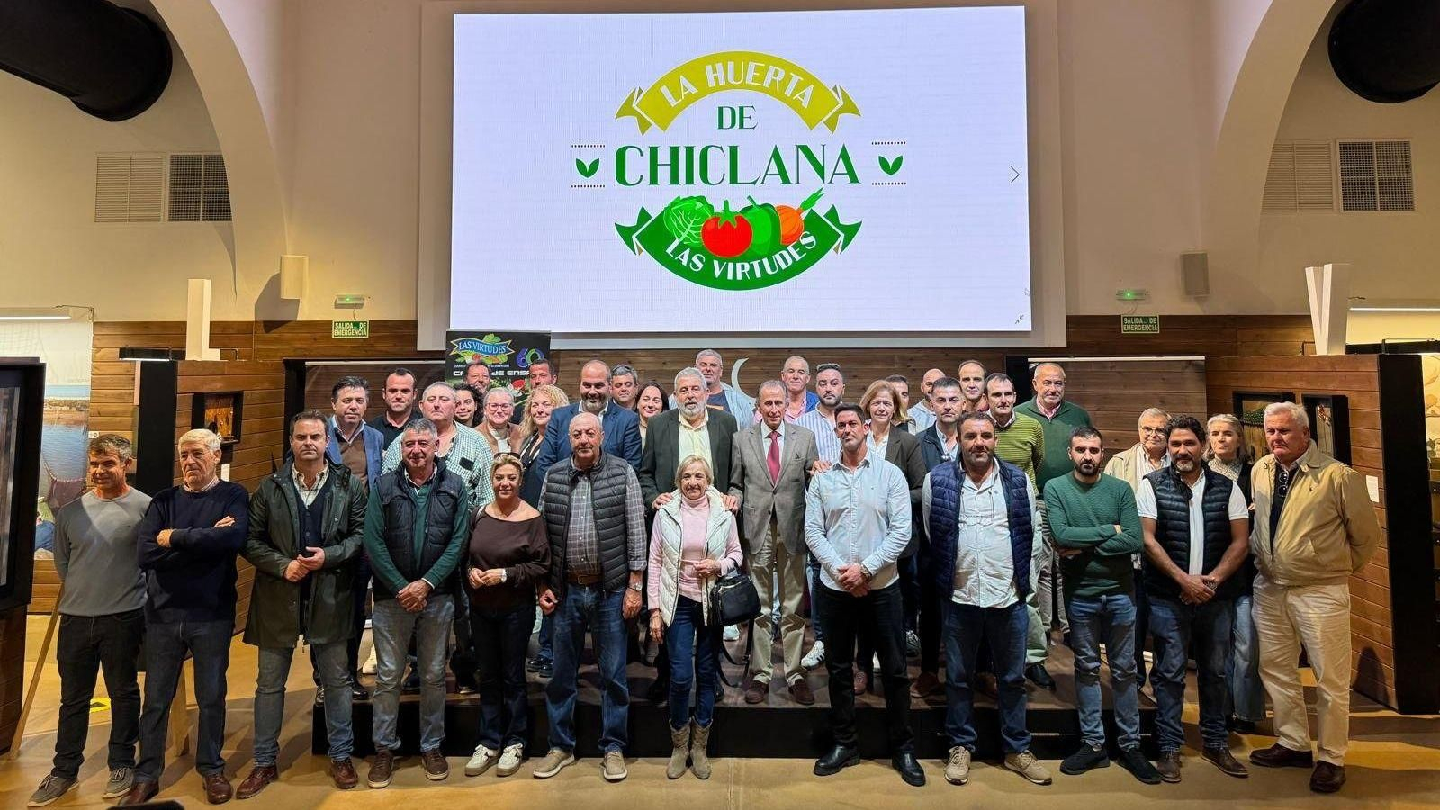 Bartolomé Ramírez y el alcalde, junto a asistentes a este acto.