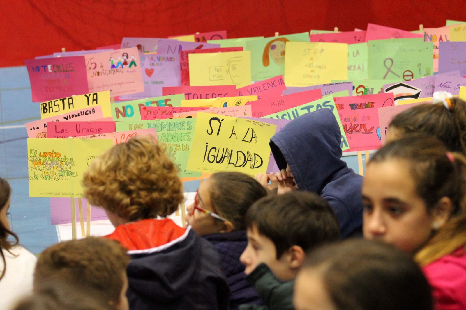 Escolares de San Roque participaron en una plantación simbólica de lemas contra la violencia de género.
