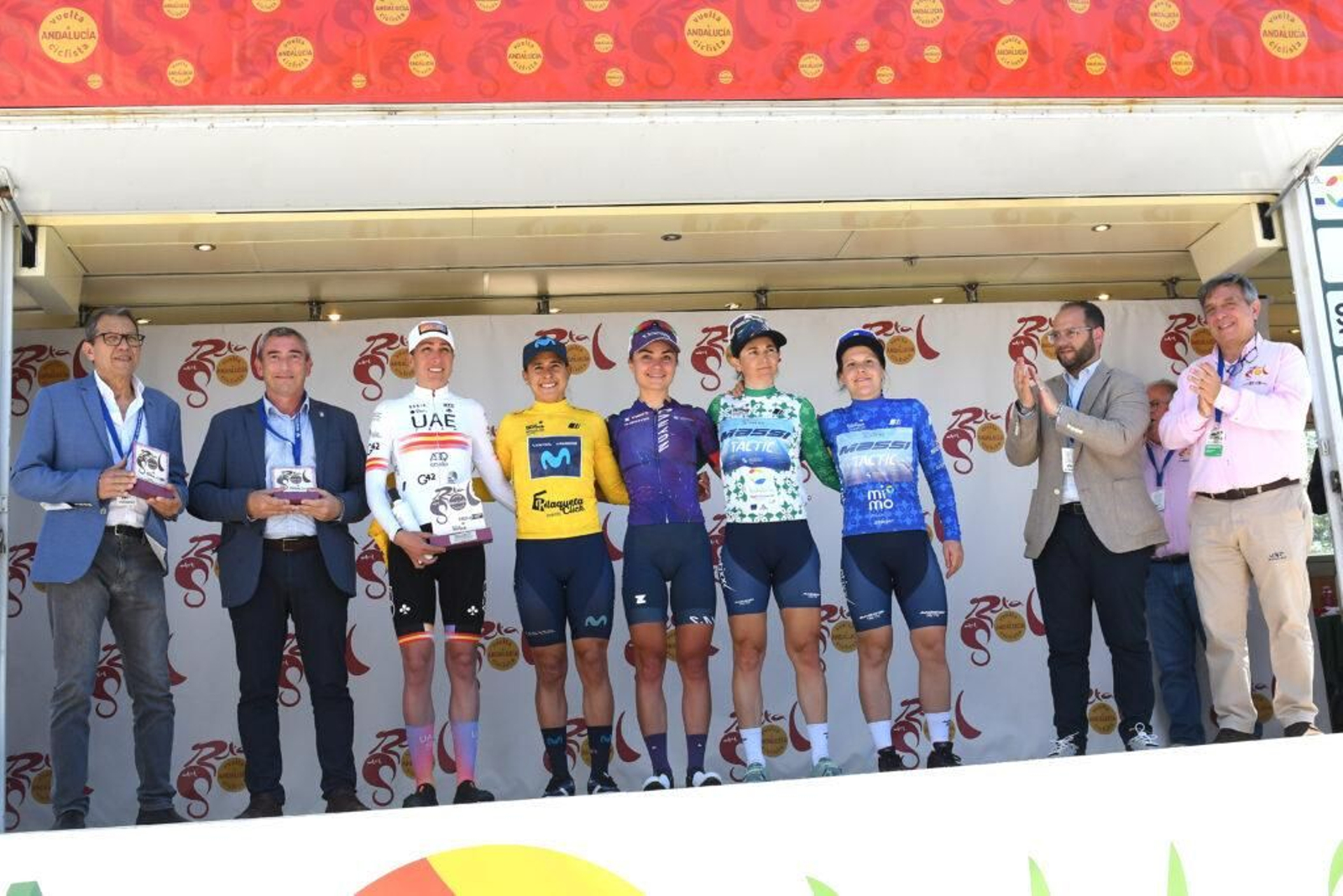 El podio, con las vencedoras, organizadores y autoridades, en Castellar