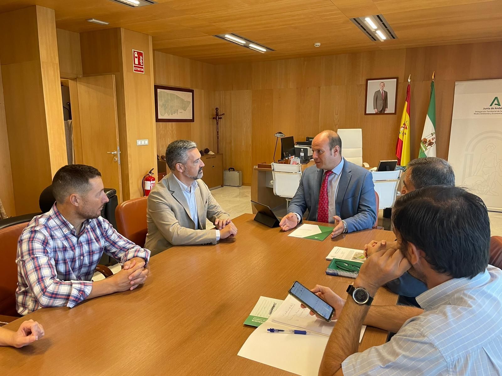 El delegado territorial, Óscar Curtido, junto al alcalde de Rota, Javier Ruiz, y otros miembros, en la reunión de ayer.