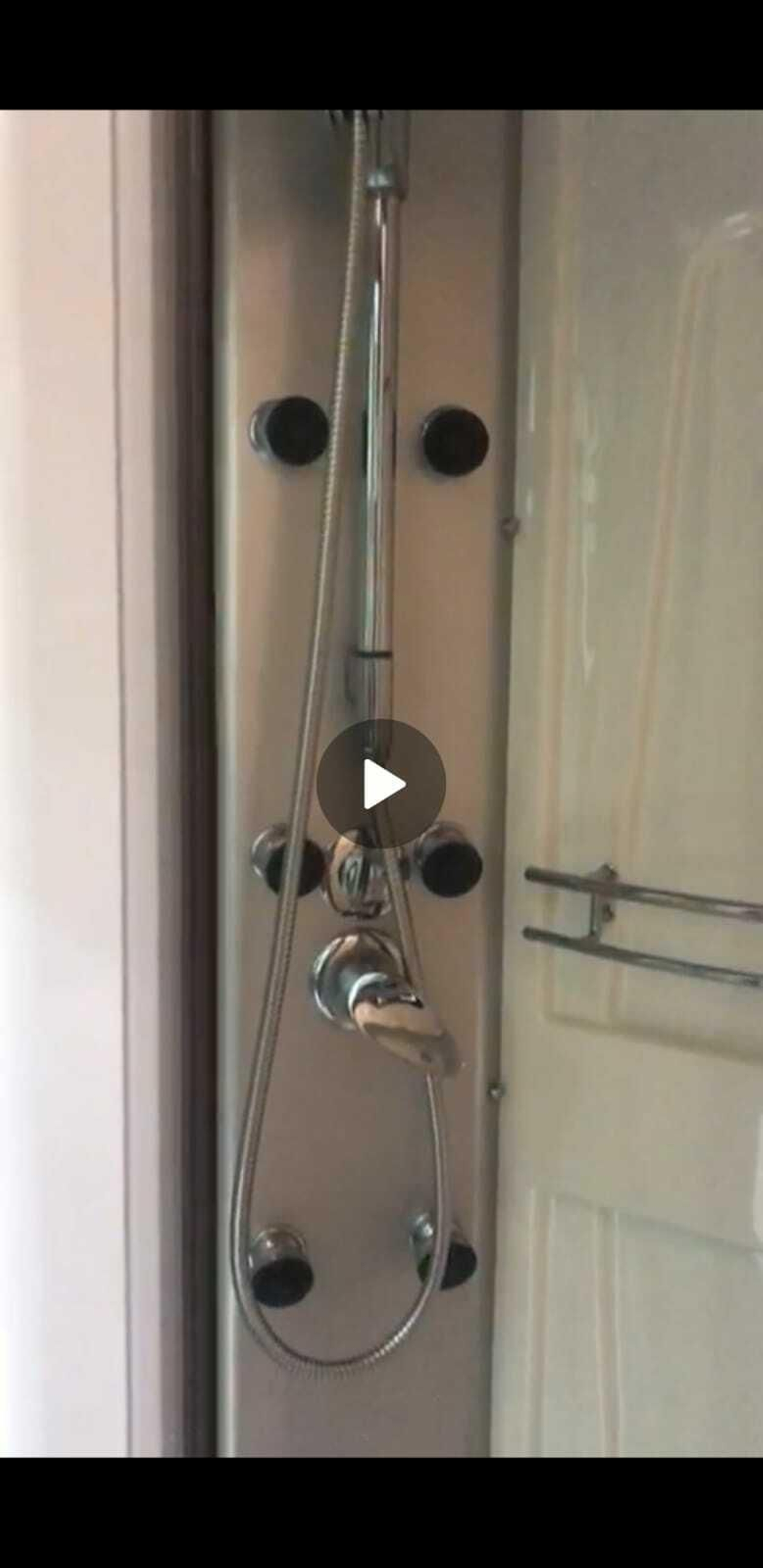 La columna de hidromasaje.