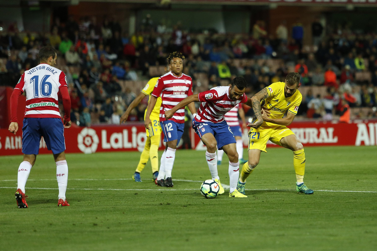 Saunier se faja con Carrillo, autor del tanto cadista.