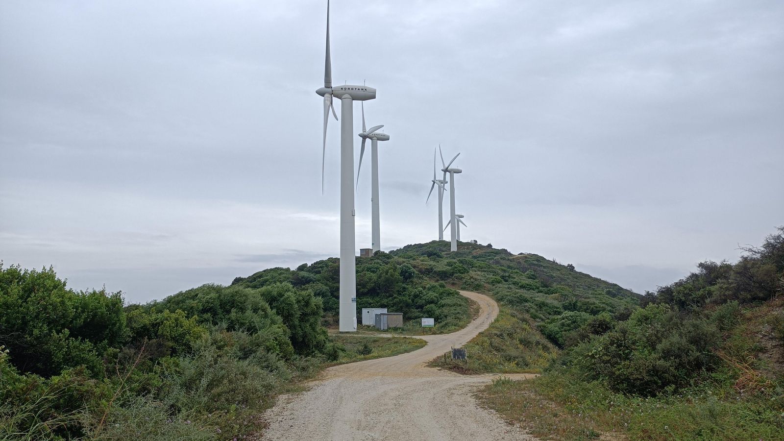 Alcanzados los aerogeneradores, tomamos el sendero que baja a la derecha.