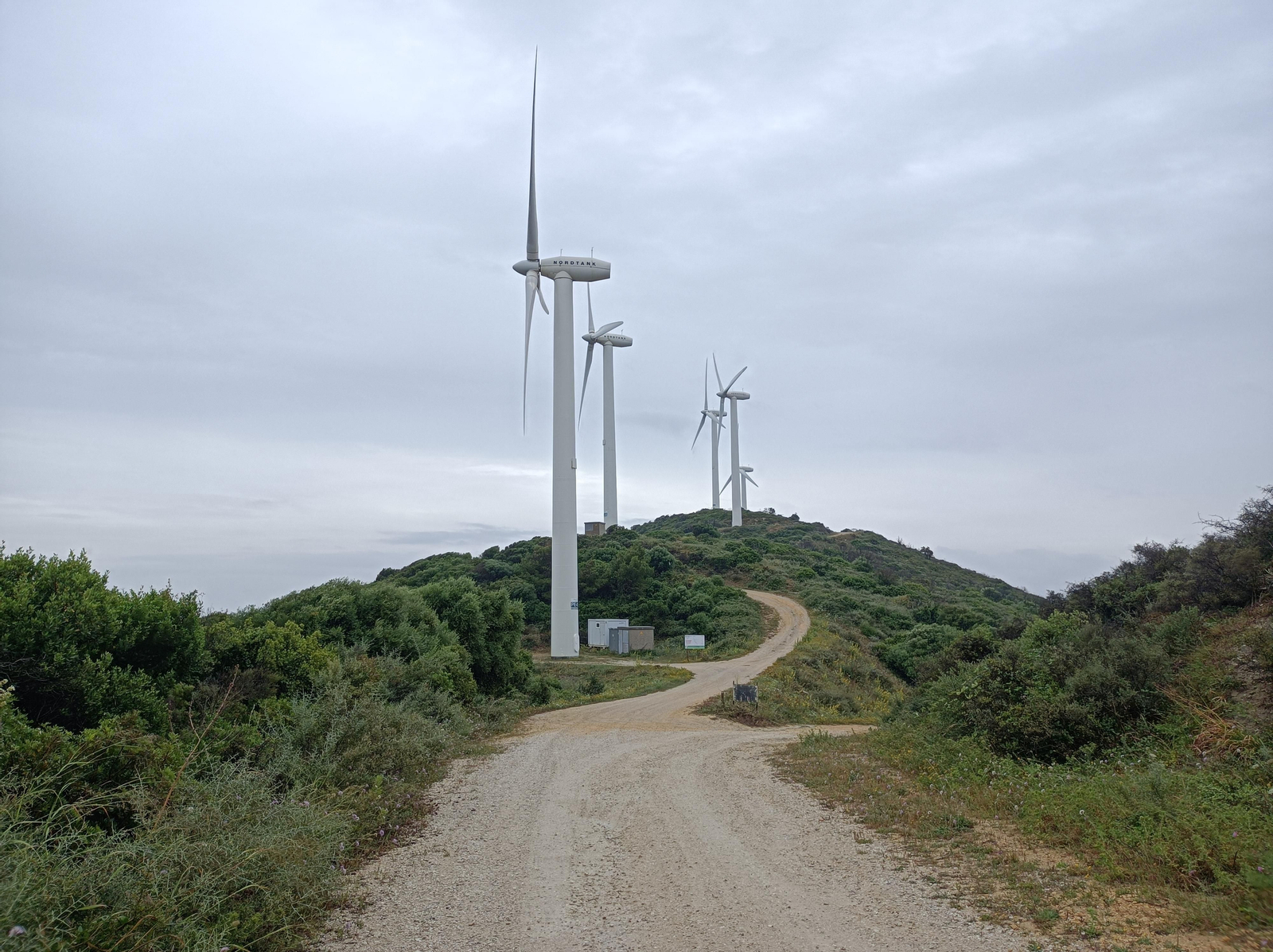Alcanzados los aerogeneradores, tomamos el sendero que baja a la derecha.