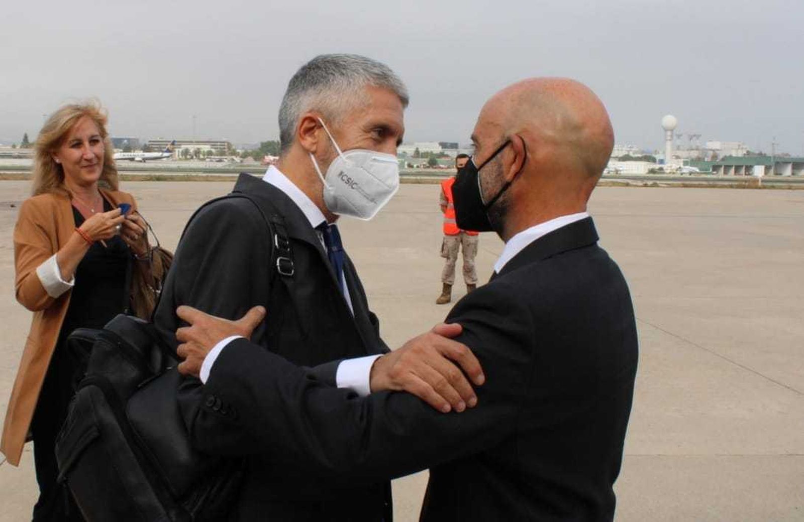 El subdelegado del Gobierno en Málaga recibe al ministro de Interior.