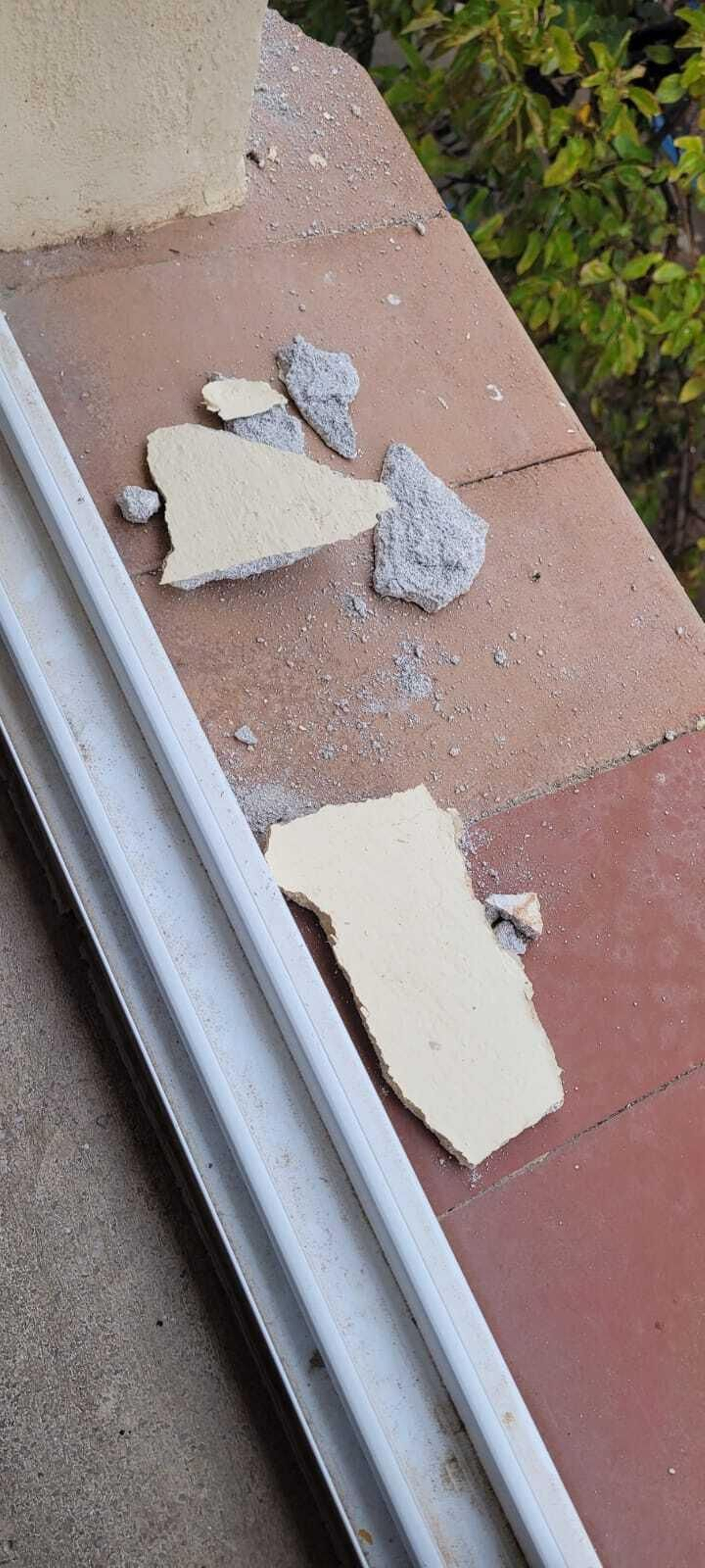 Cascotes sobre el alféizar de una ventana del colegio Domingo Lozano de Málaga. Cascotes sobre el alféizar de una ventana del colegio Domingo Lozano de Málaga.