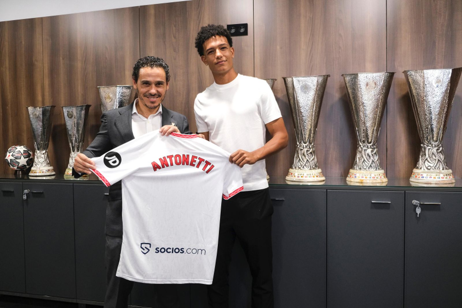 Leandro Antonetti, en su presentación junto al presidente sevillista, José María del Nido Carrasco