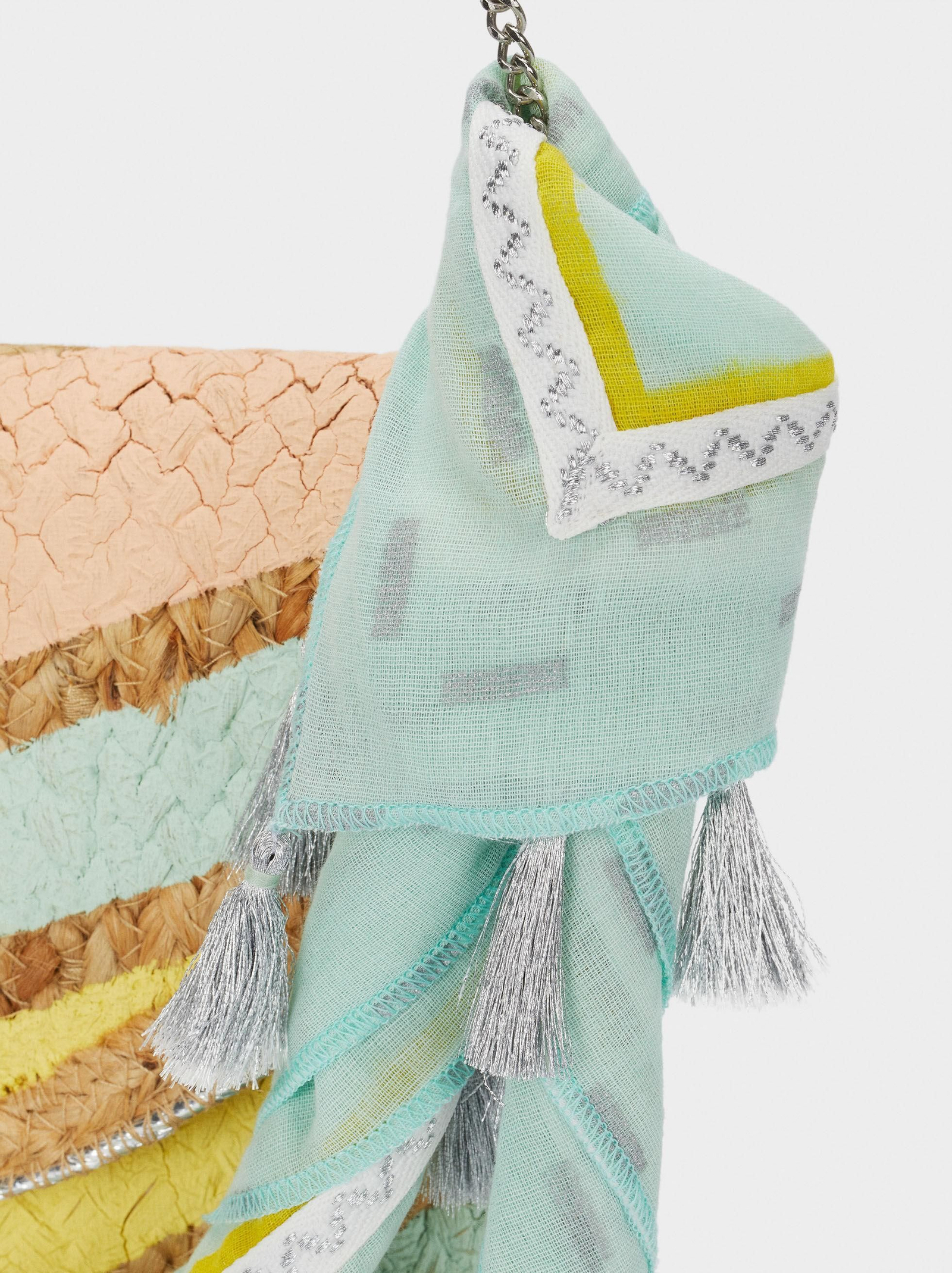 El bolso de rafia de Parfois con pañuelo de regalo.