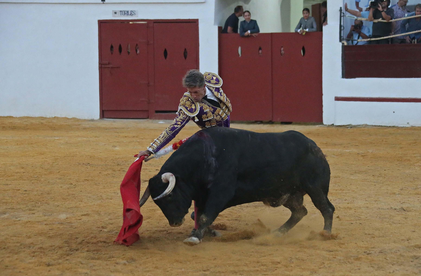 Fotos de la corrida de la reapertura de la plaza de toros de Tarifa: El Cid, Manuel Escribano y Manuel Ponce