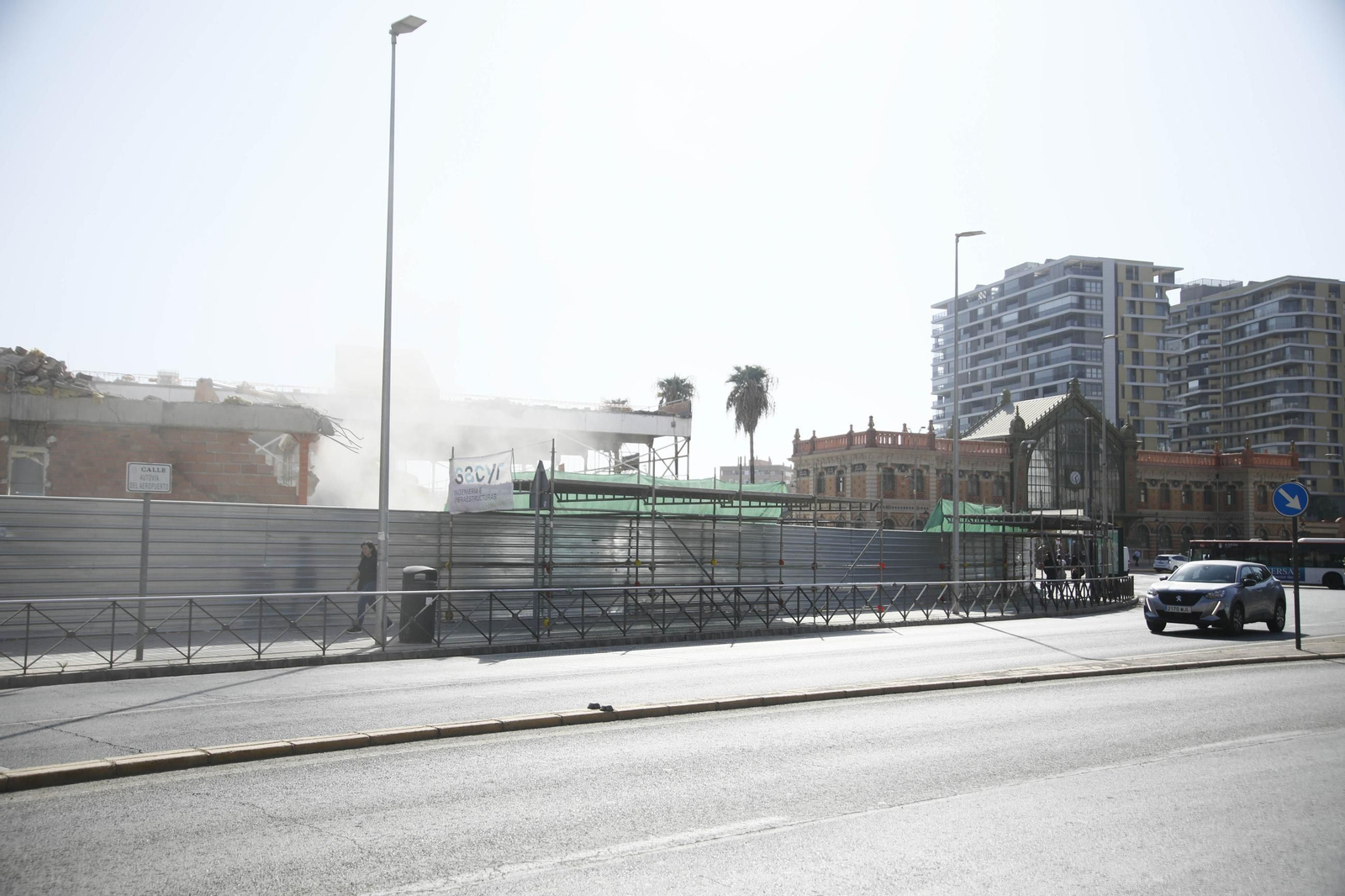 En la estación intermodal de Almería ya solo quedan escombros. Las imágenes