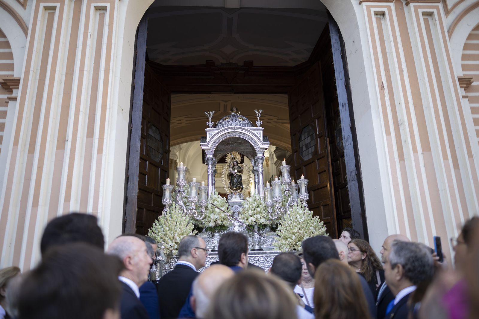 Imágenes de la salida de la Virgen de la Cinta desde la Catedral hacia el Santuario