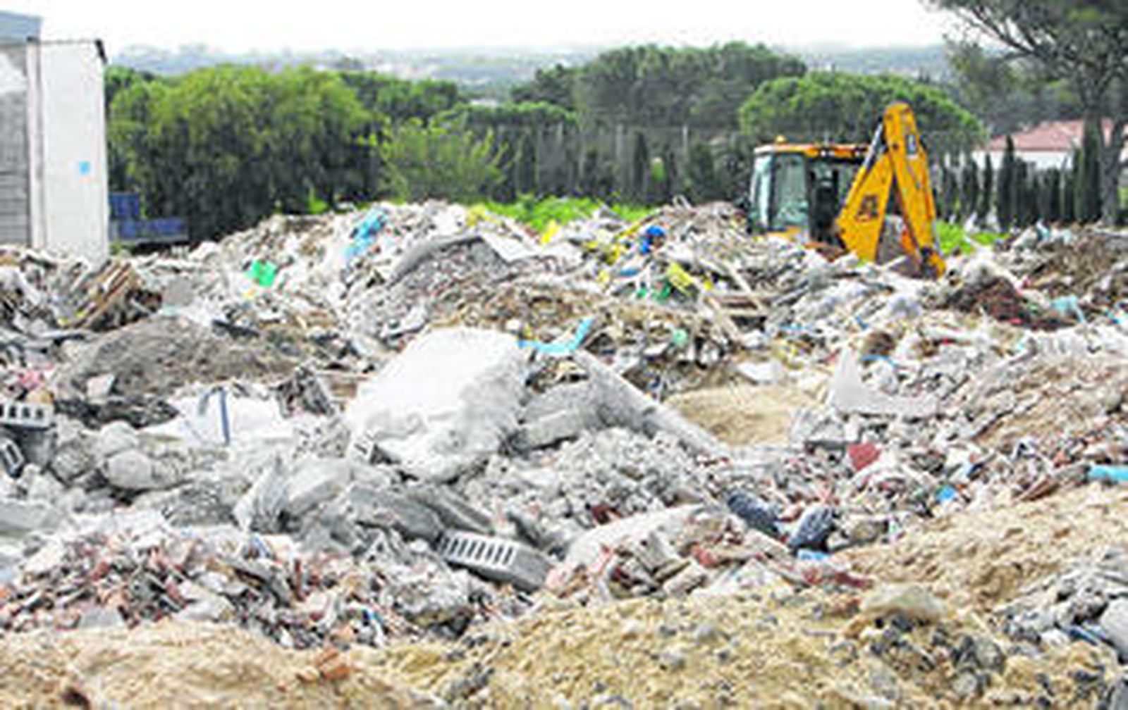 Los escombros se apilan en la planta del Chaparral tras cesar la actividad