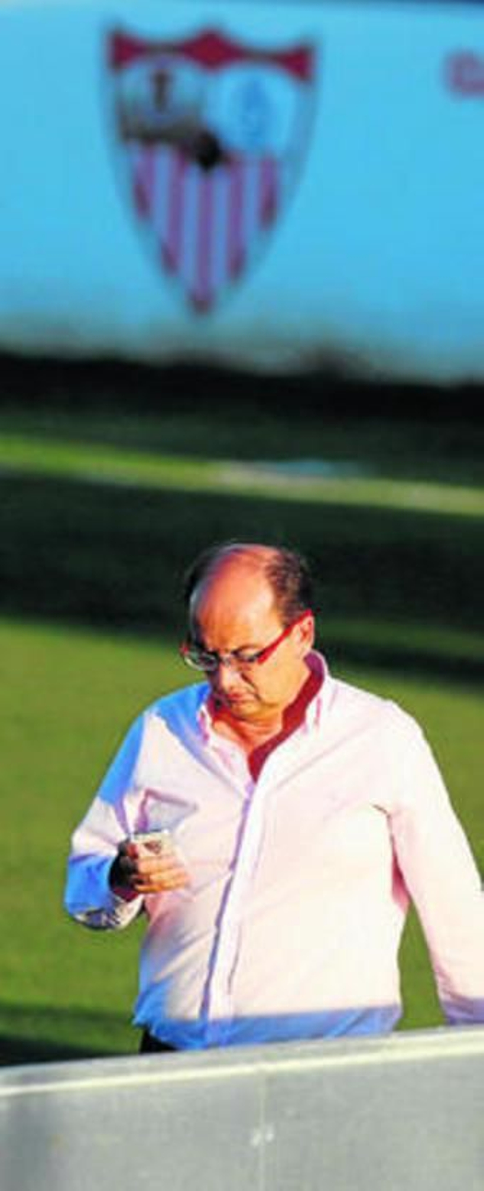 José Castro atiende su móvil durante el entrenamiento del Sevilla.