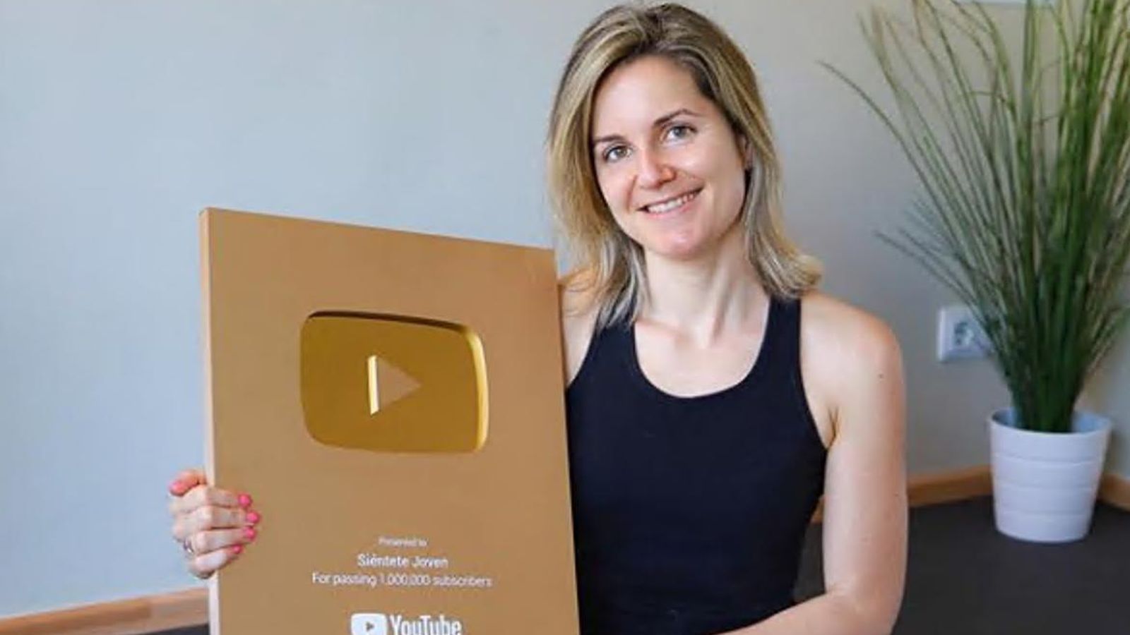 La 'youtuber' valenciana, con su premio por superar el millón de suscriptores.