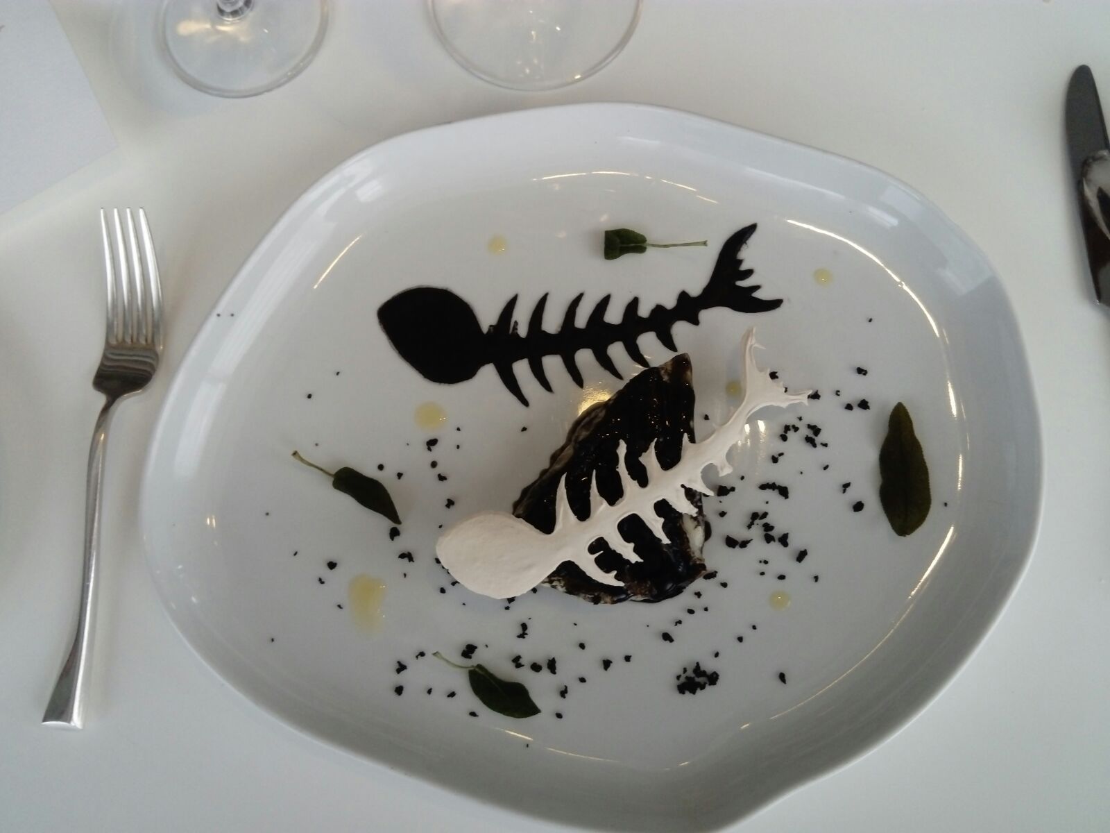 San Pedro y el Monte de los Olivos. Uno de plato de la Última Cena de Quique Dacosta, con pez de San Pedro confitado, pasta de espinas, anchoa y aceitunas.