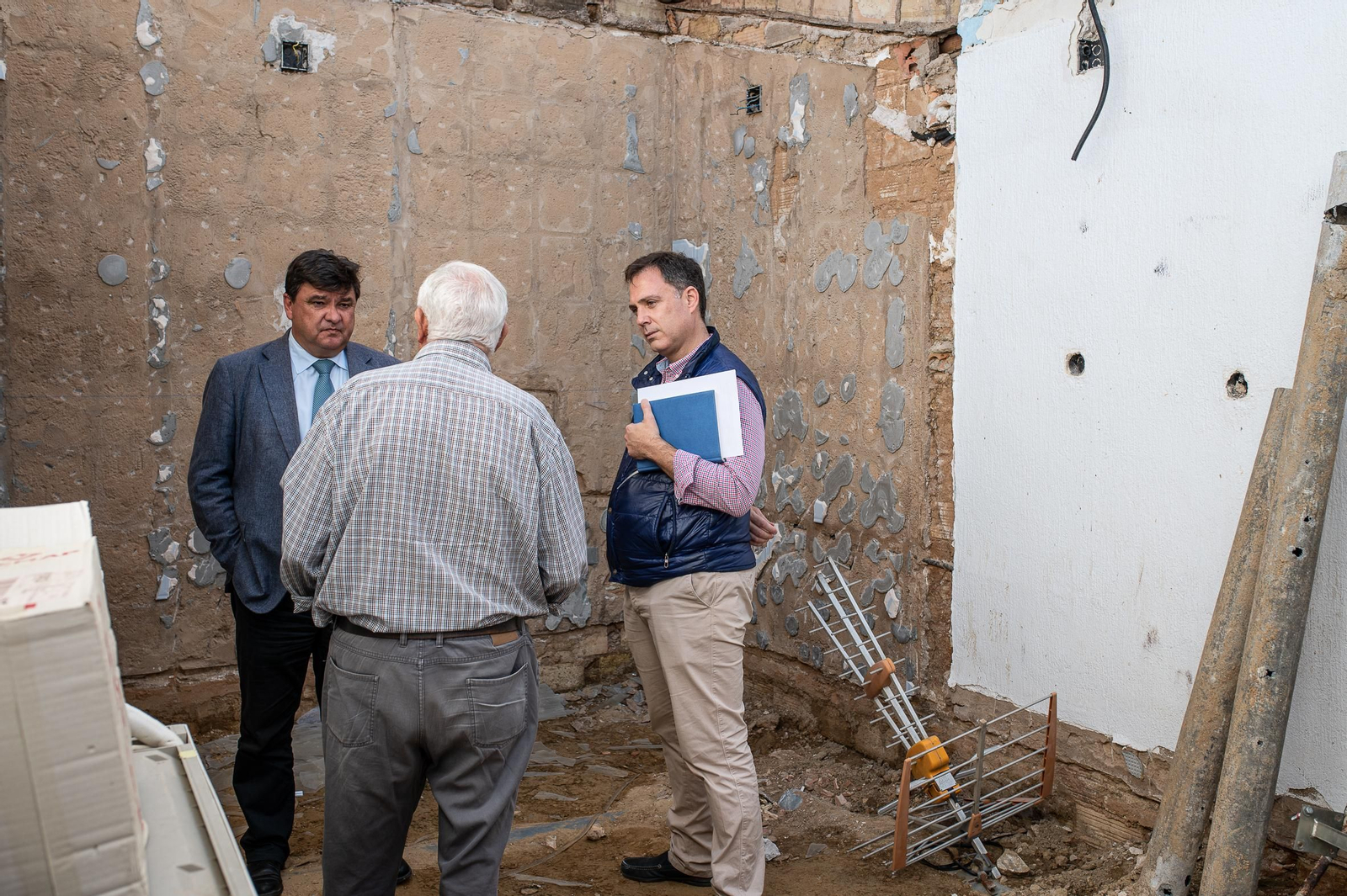 Visita del alcalde a una de las viviendas de La Navidad.