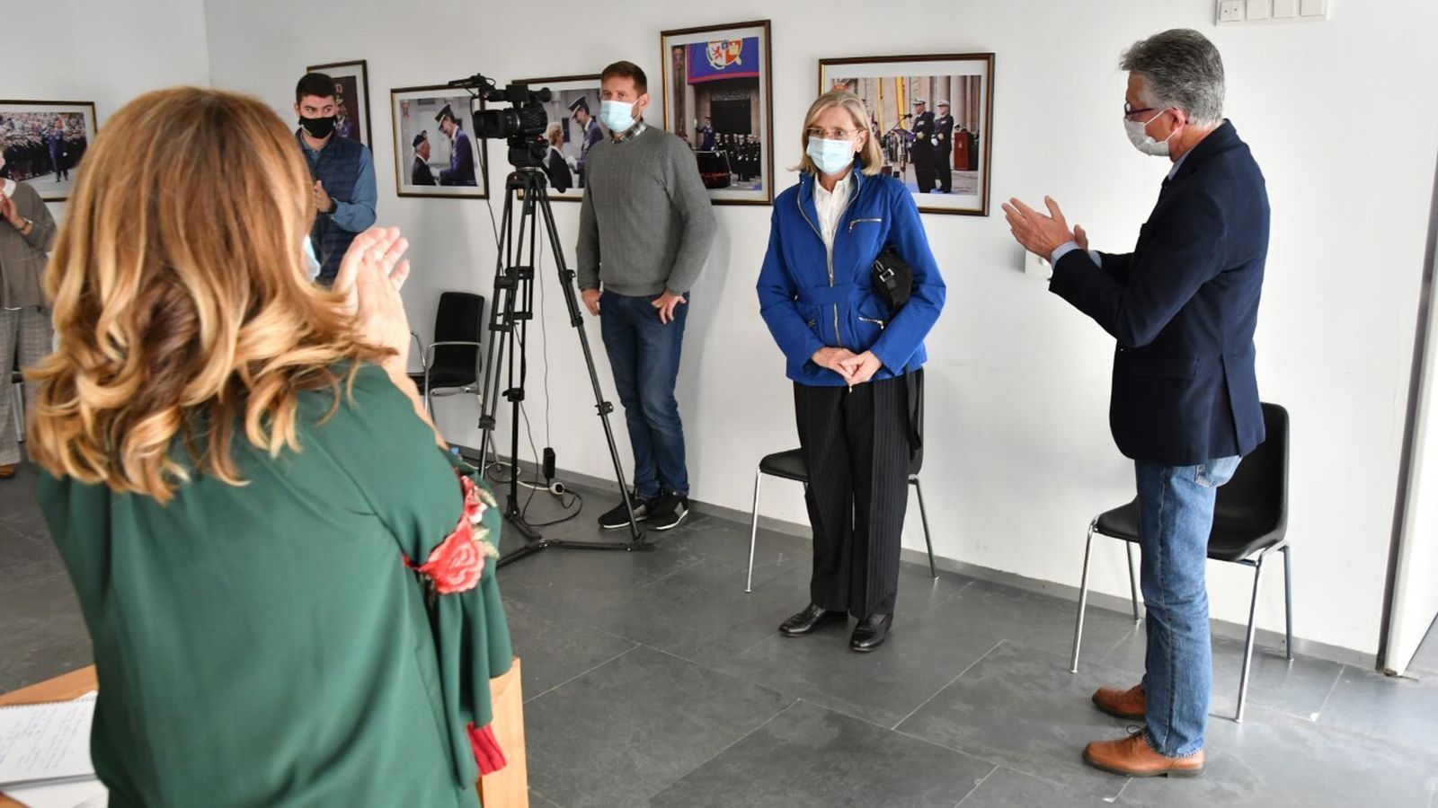 El presidente de la Asociación de la Prensa de Sevilla, Rafael Rodríguez, aplaude junto a los concejales del Pleno de Tomares a la mujer de Eduardo Abad, tras la aprobación del acuerdo.