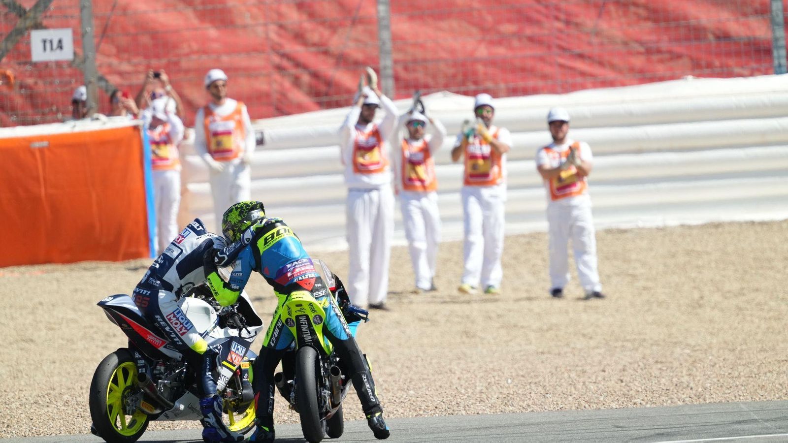 Muñoz felicita a Veijer.