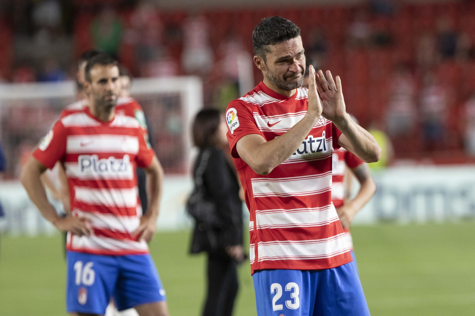 El desconsuelo tras el descenso del Granada CF, en imágenes