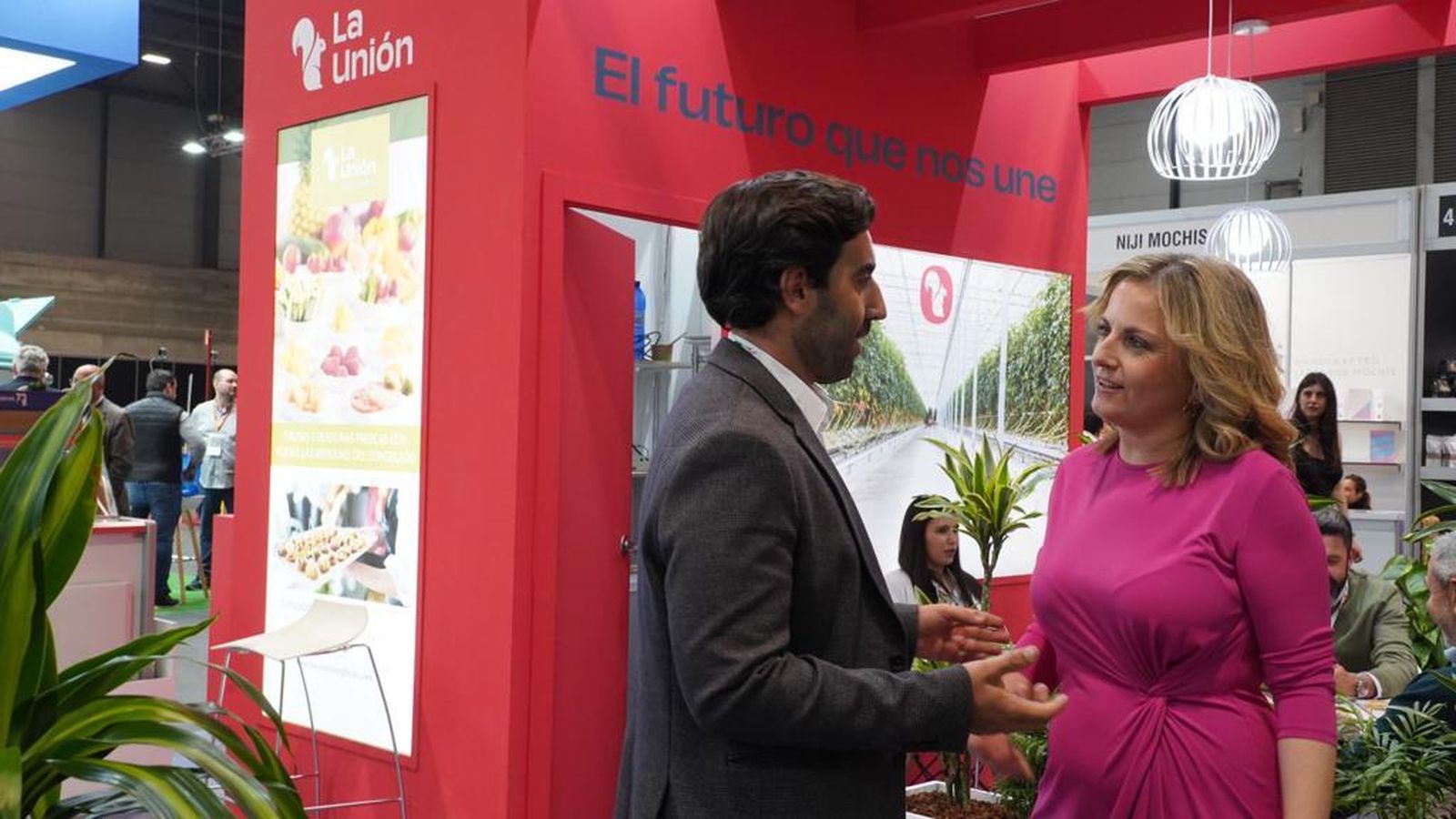 La diputada provincial de Promoción Agroalimentaria, María Luisa Cruz, con La Unión durante la feria.