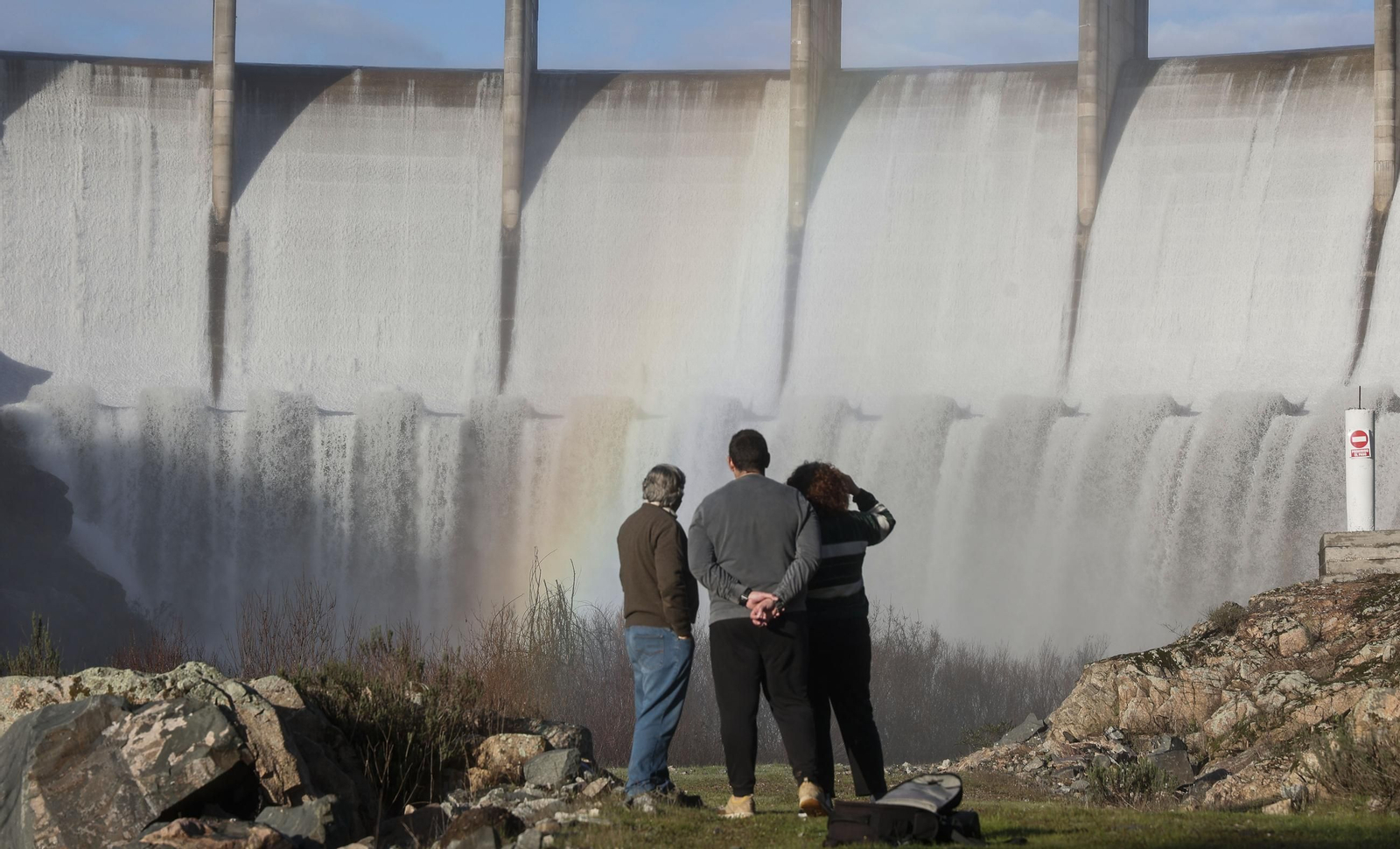 Las imágenes del desborde de la presa del pantano de Melonares